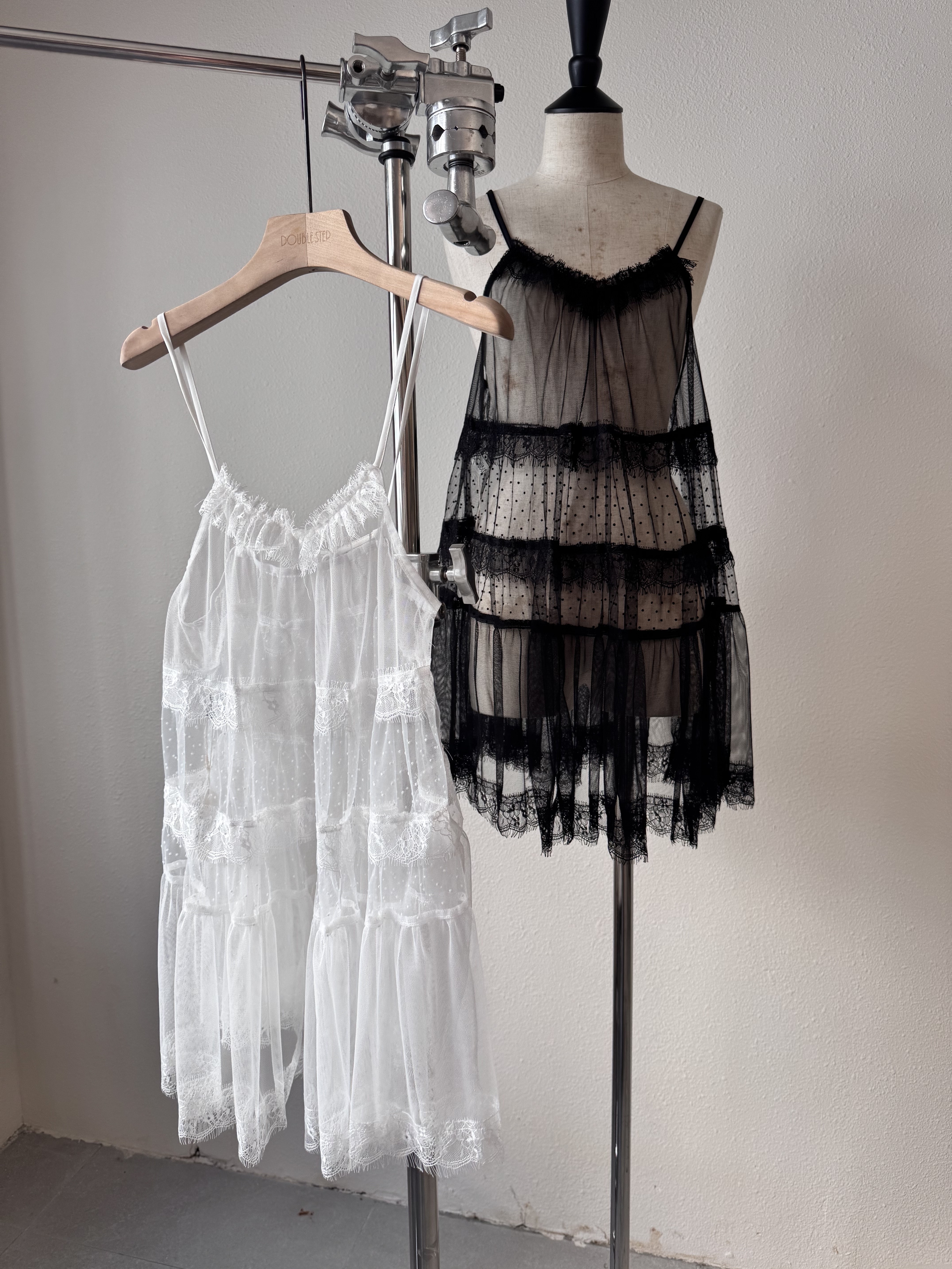 疊穿0負擔 ！紗網拼接蕾絲吊帶罩裙 - BL51530