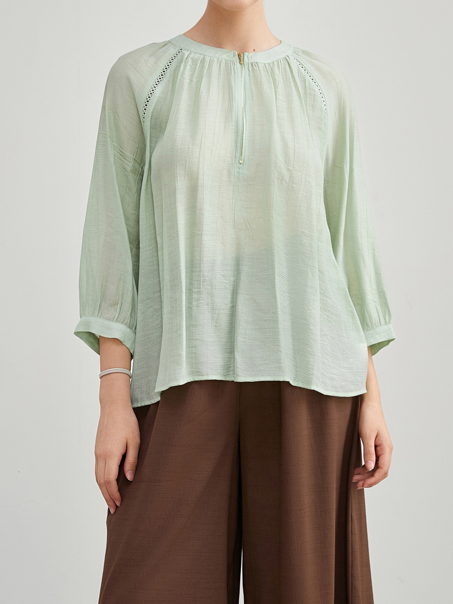 mi-tu 拉鏈領口通花上衣