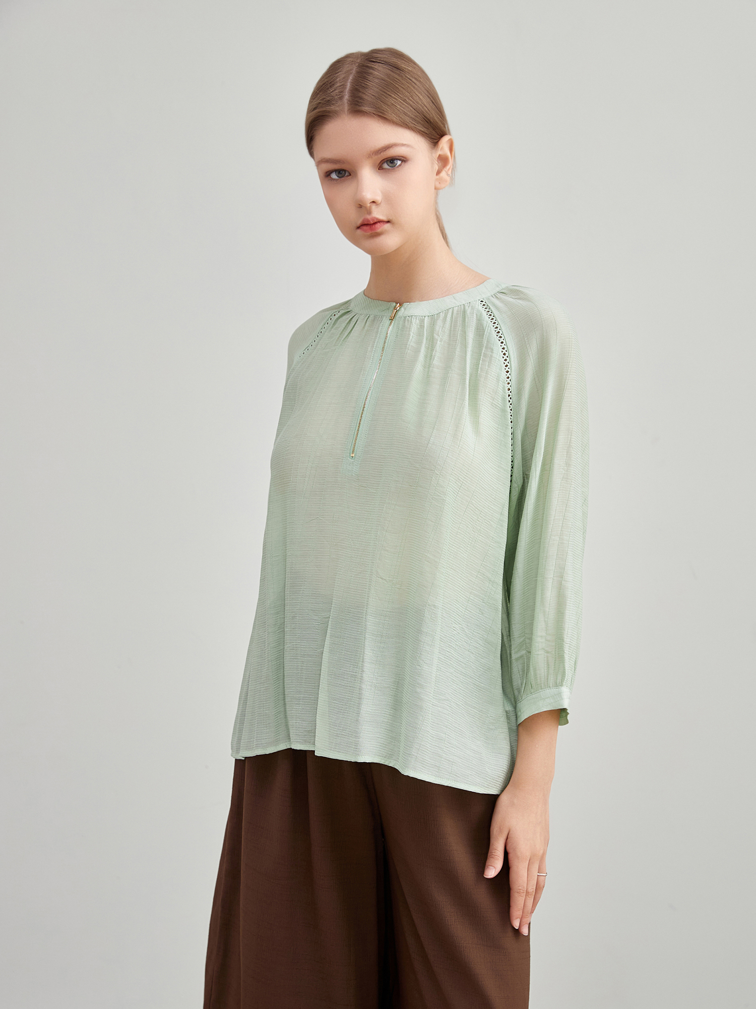 mi-tu 拉鏈領口通花上衣