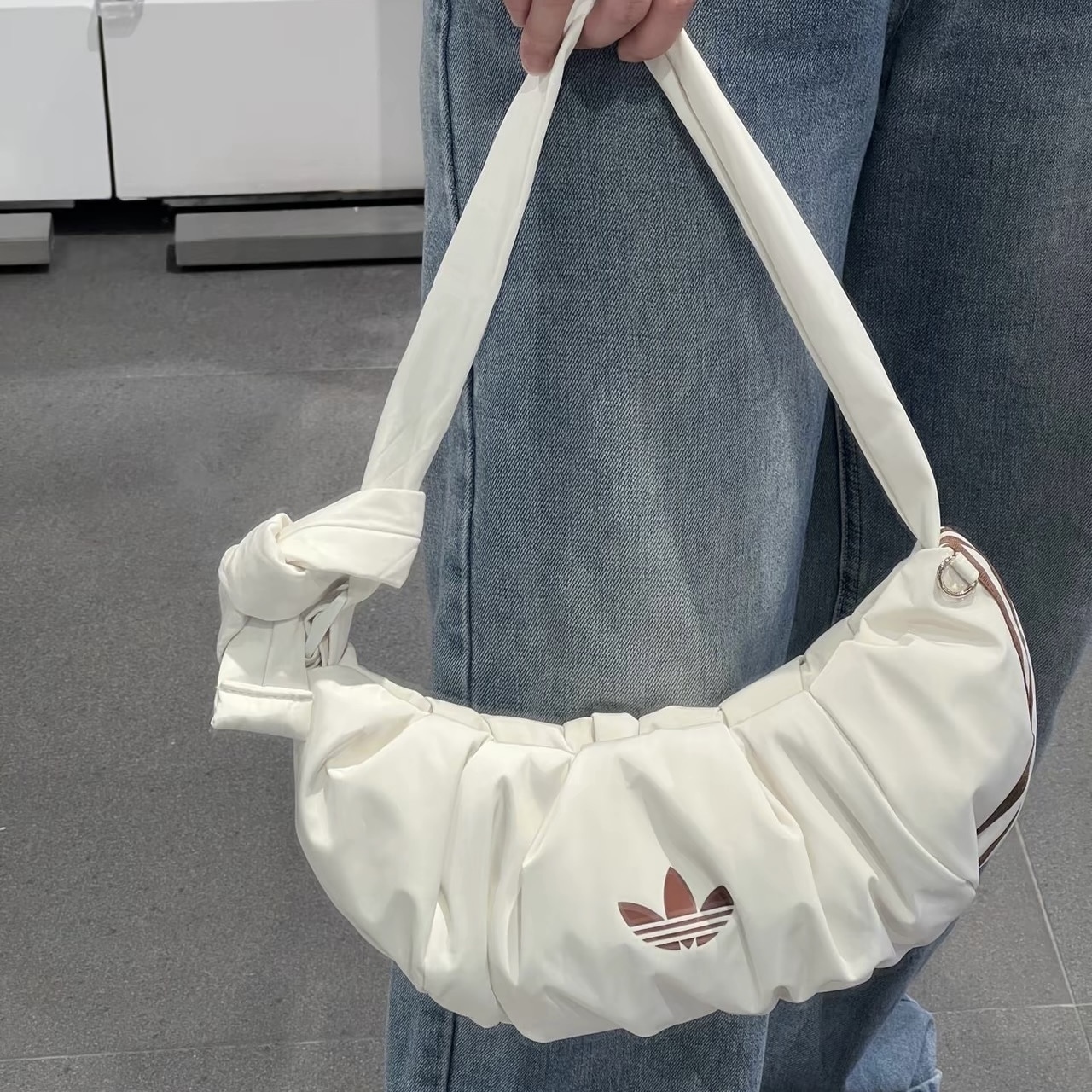 ADIDAS 皺摺 牛角雲朵包 米白 泰奶  單肩包 手提包 KA9267