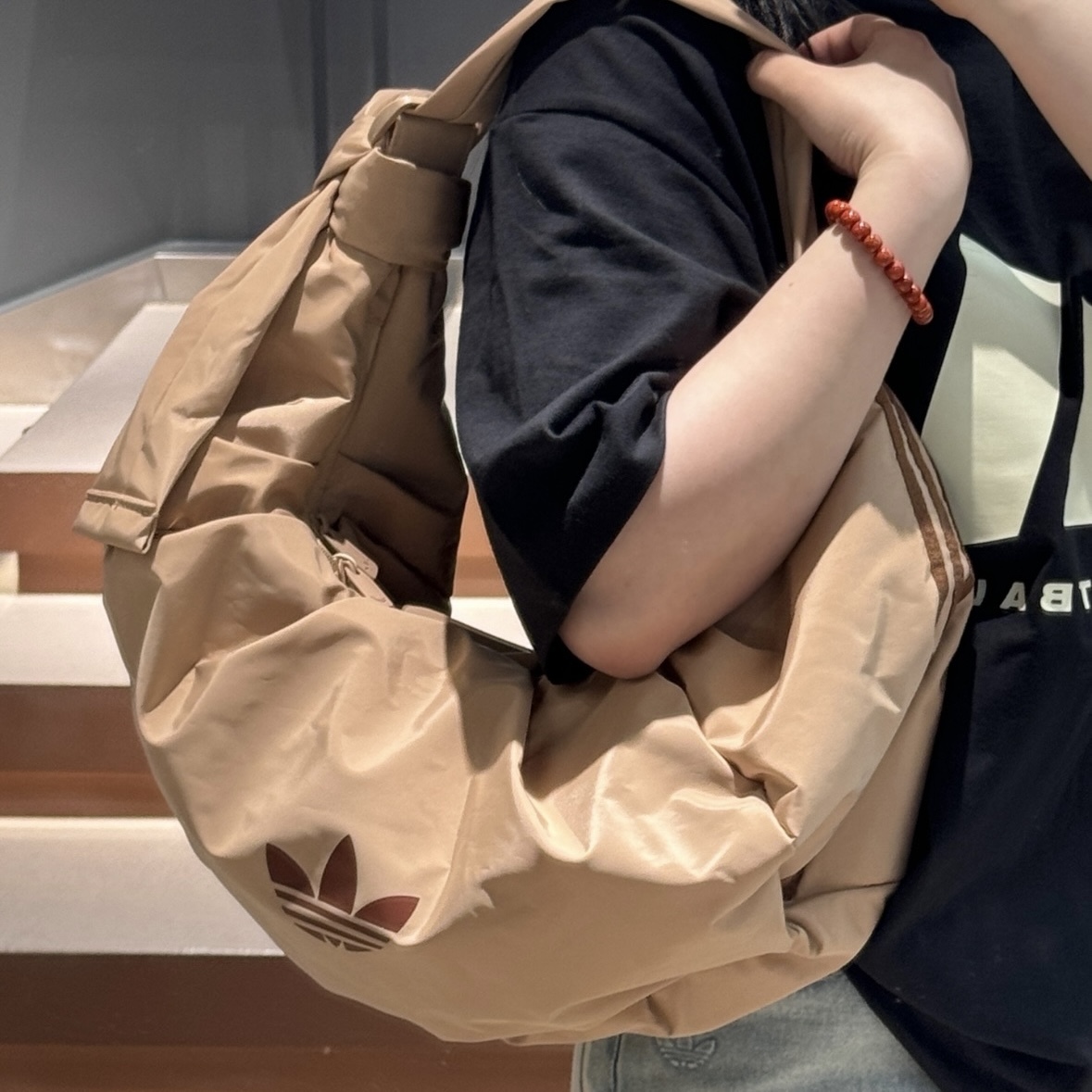 ADIDAS 皺摺 牛角雲朵包 奶茶 卡其  單肩包 手提包 大尺寸 KA9272