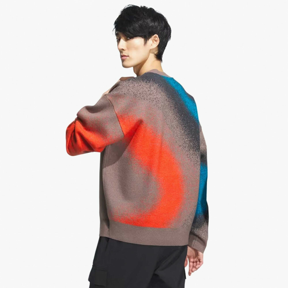 【 adidas x SFTM SWEATER 聯名款彩色噴漆毛衣 - 棕灰 】