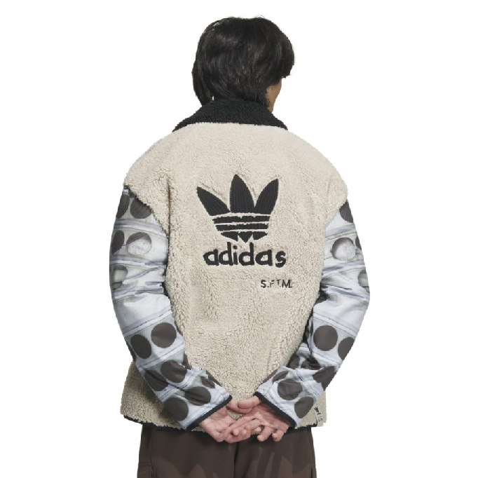 【 adidas x SFTM FLEECE AOP 聯名款印花羊毛外套 - 米白 】