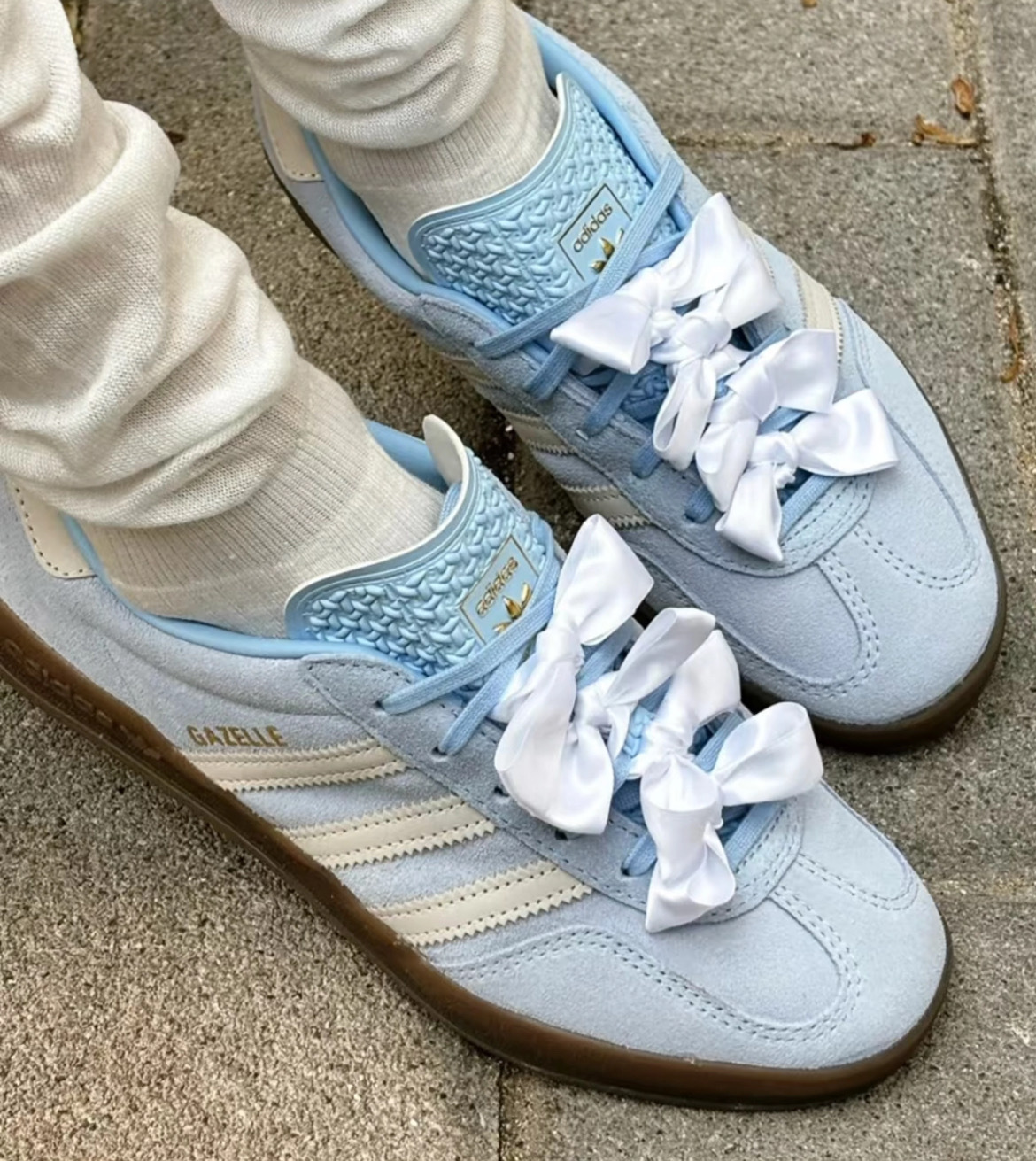 女鞋ADIDAS GAZELLE INDOOR W 淡藍 雲朵 寶寶藍 白絲綢 緞帶 麂皮 焦糖底 德訓鞋 休閒鞋 女鞋【JI2717】