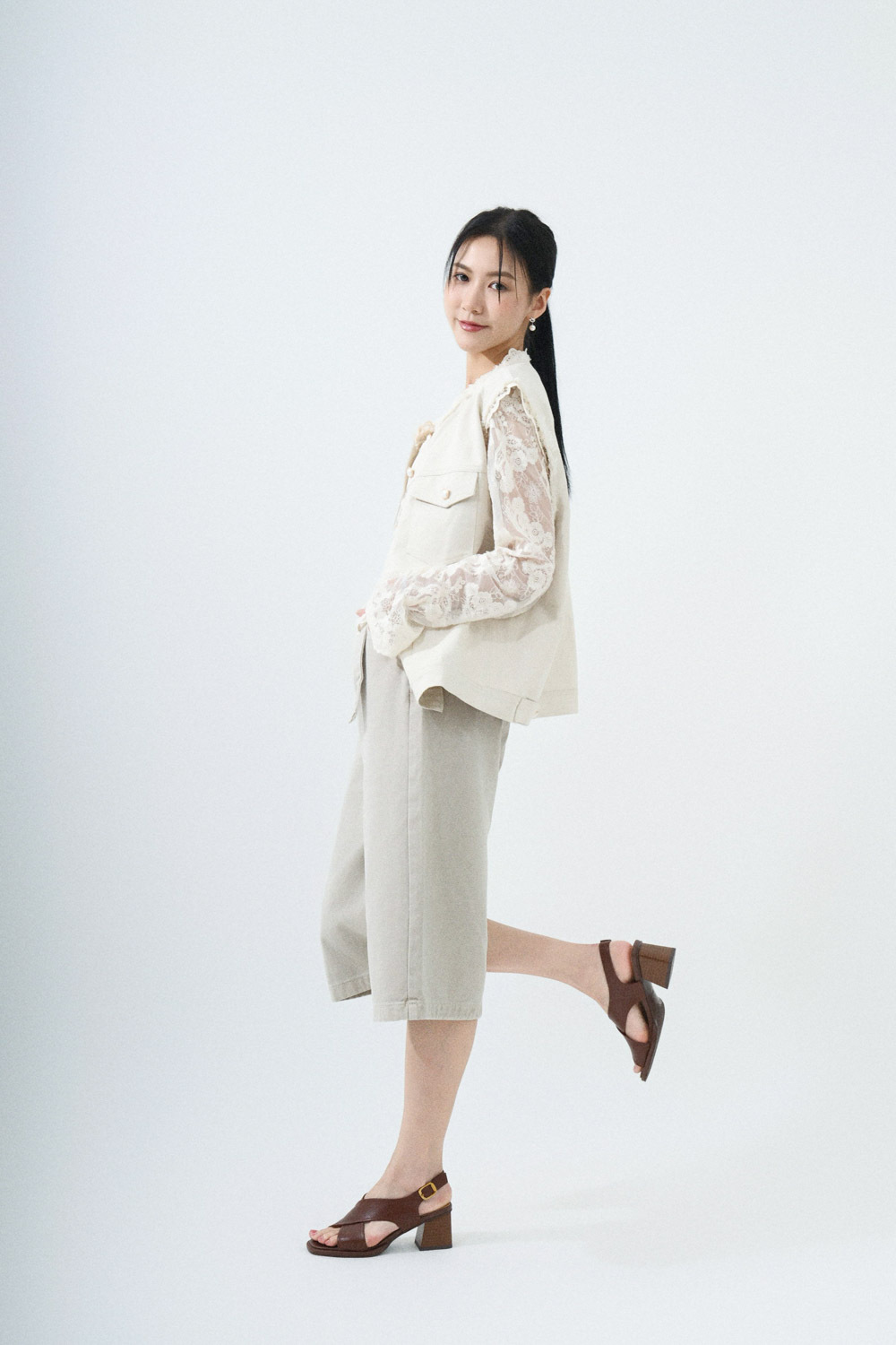 SS25_0127（背心外套＋上衣＋牛仔褲）