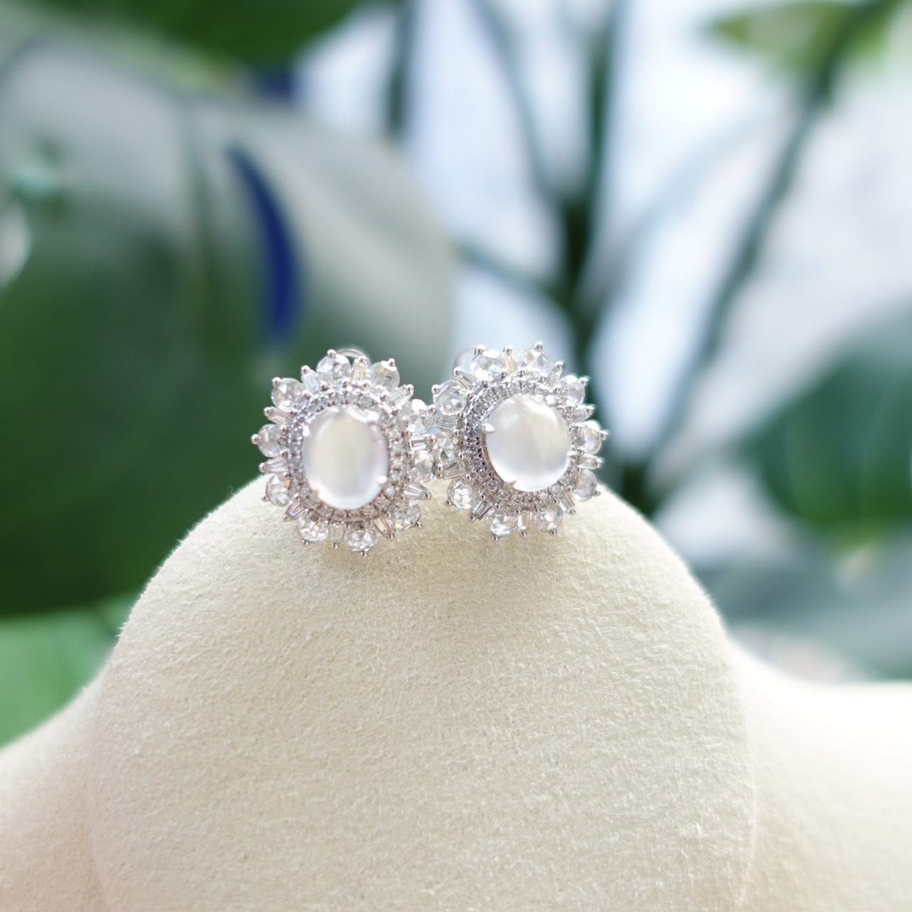 18K金天然冰種翡翠白藍寶鑽石耳拍 - 蛋面