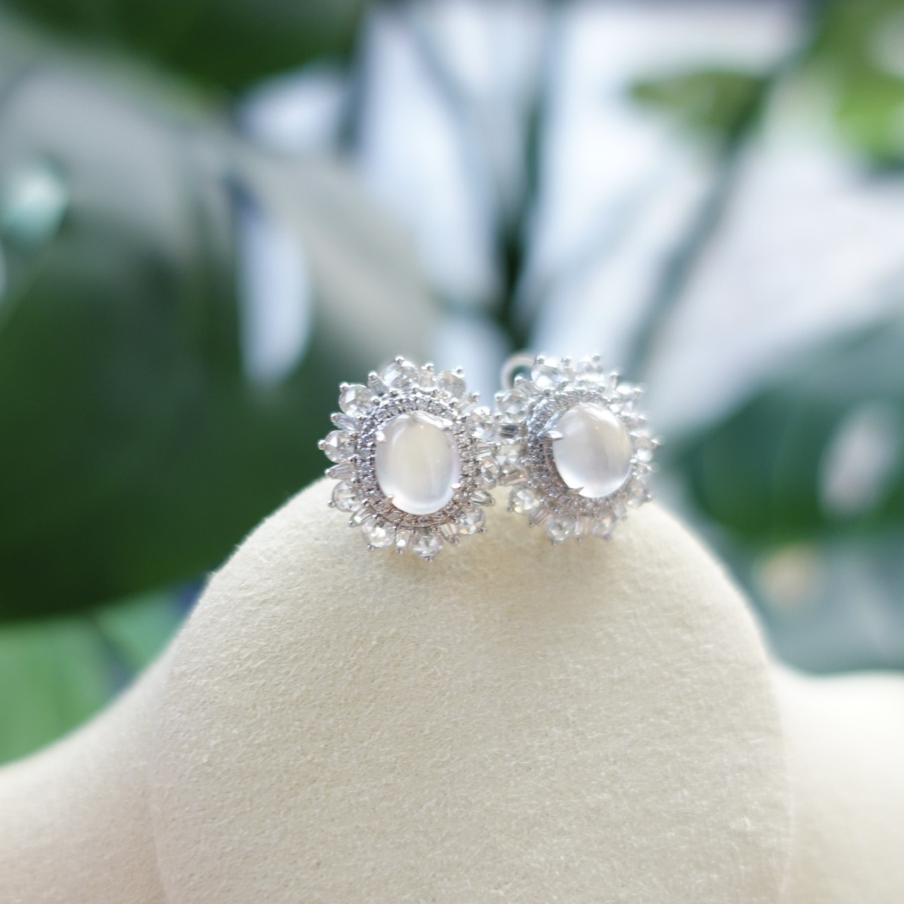 18K金天然冰種翡翠白藍寶鑽石耳拍 - 蛋面