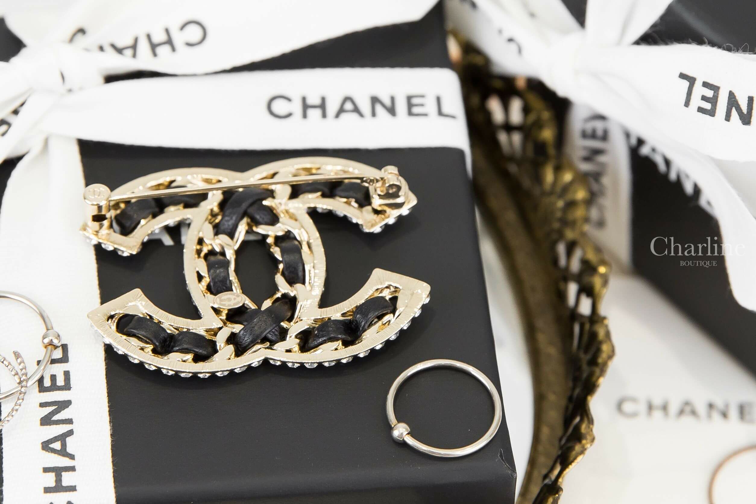 Chanel Brooch 金色水鑽滾邊黑色皮穿鍊CC胸針-Charline Boutique 精品代購