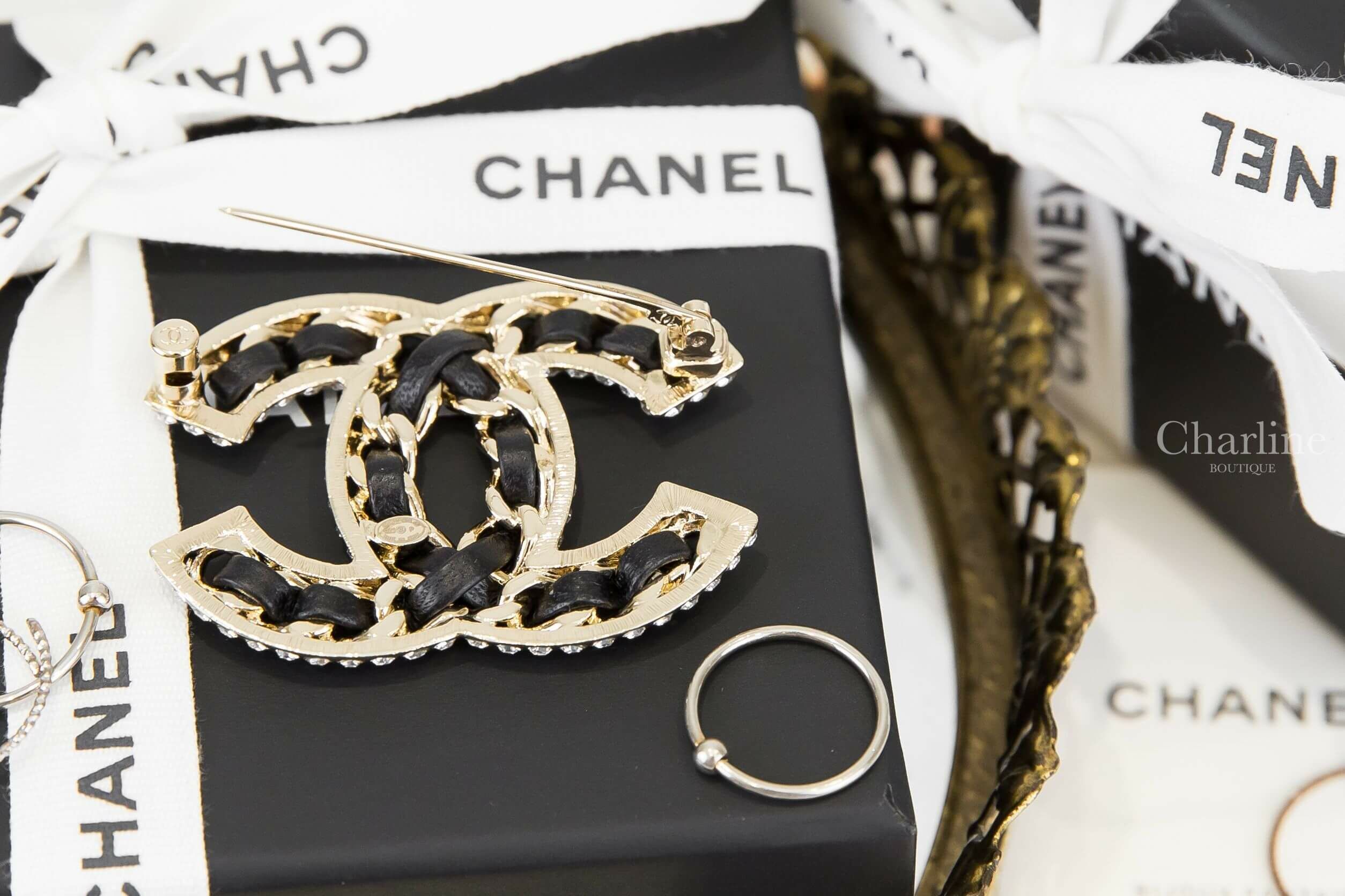 Chanel Brooch 金色水鑽滾邊黑色皮穿鍊CC胸針-Charline Boutique 精品代購