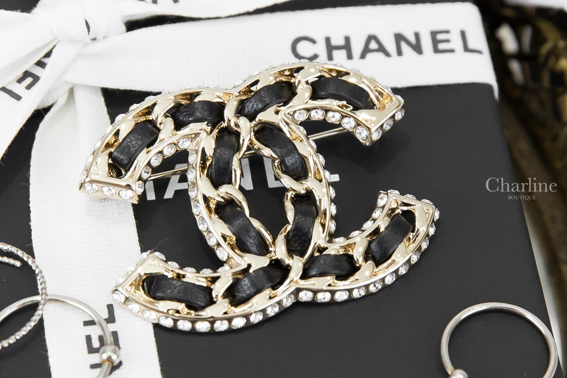 Chanel Brooch 金色水鑽滾邊黑色皮穿鍊CC胸針