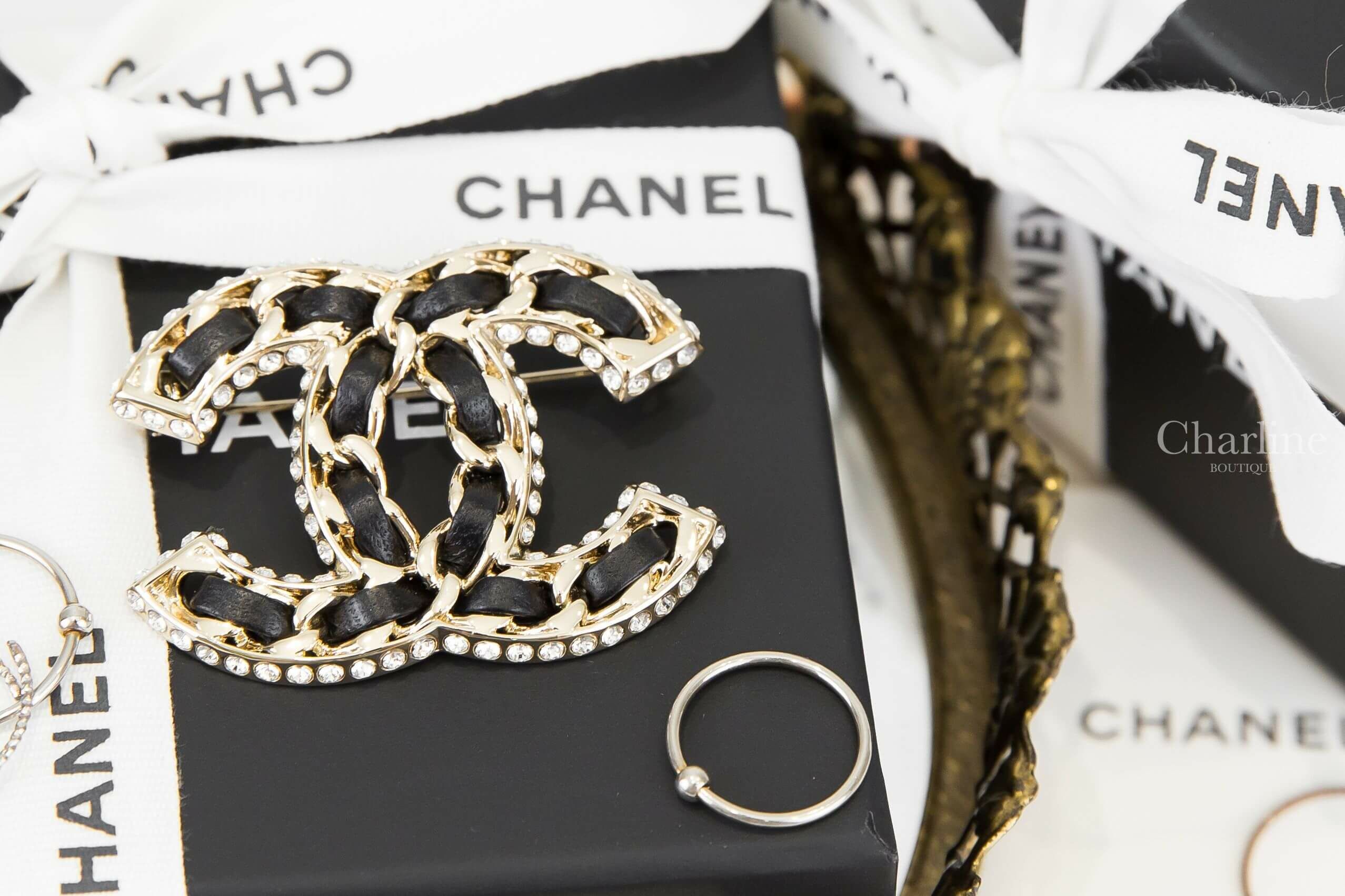Chanel Brooch 金色水鑽滾邊黑色皮穿鍊CC胸針