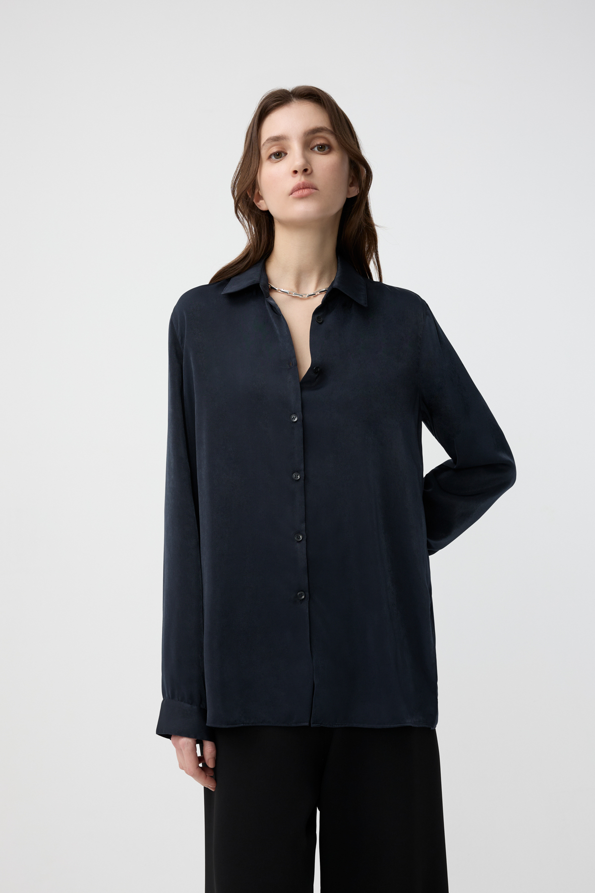 SLEEK 緞面寬鬆襯衫 女（深藍）
