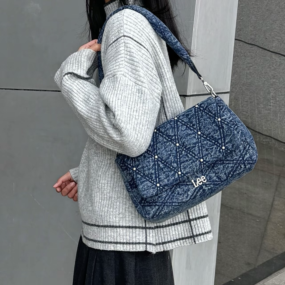 Lee 水洗黑/牛仔藍 菱格紋 郵差包 復古 鉚釘