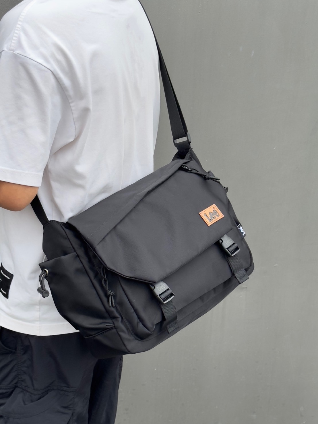 LEE 大容量 翻蓋式 插扣郵差包 LE230038M