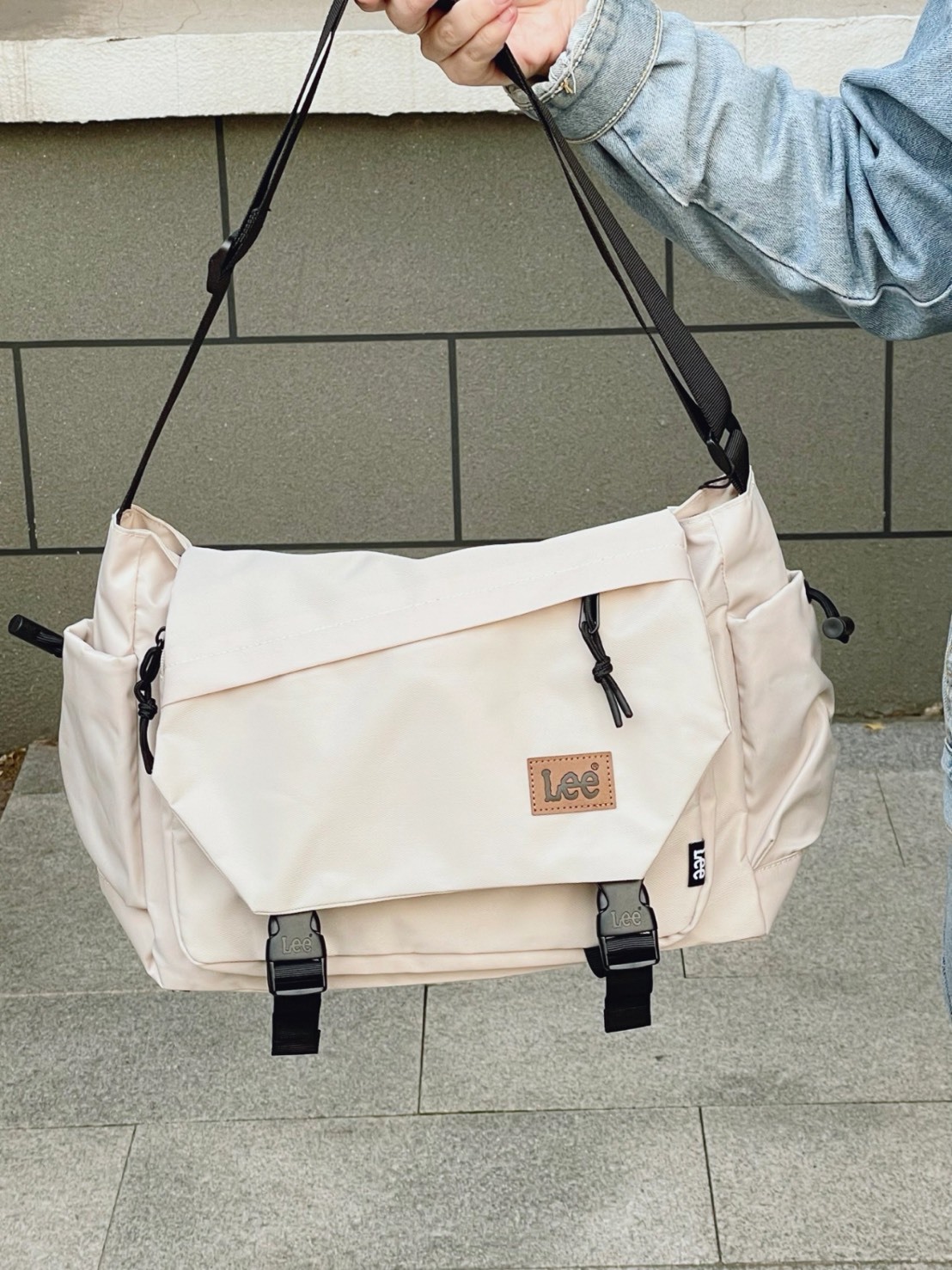 LEE 大容量 翻蓋式 插扣郵差包 LE230038M