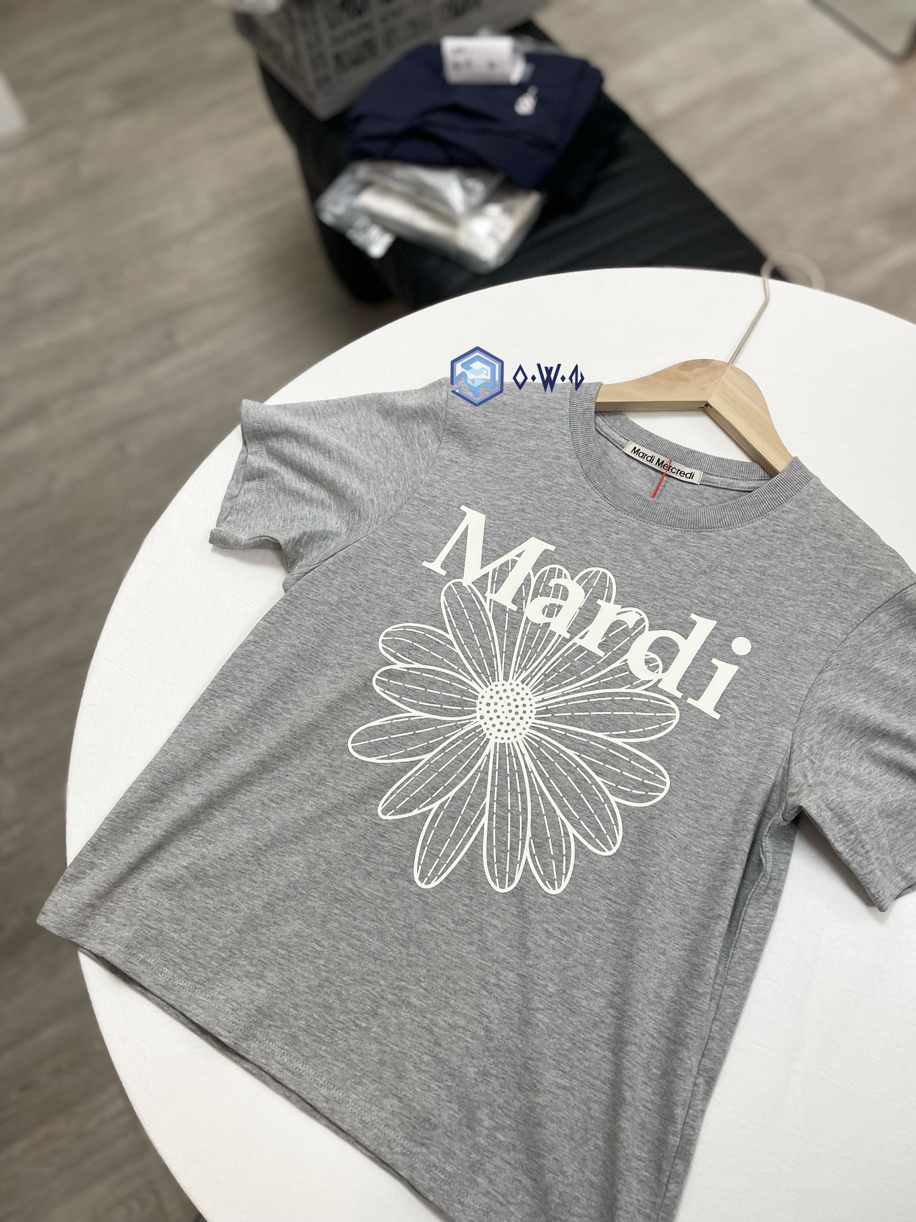 【OWN】Mardi Mercredi 短袖上衣 雛菊 經典款 花花 單一尺寸 短版 灰 GREY IVORY MFK43JSS0012GYIV