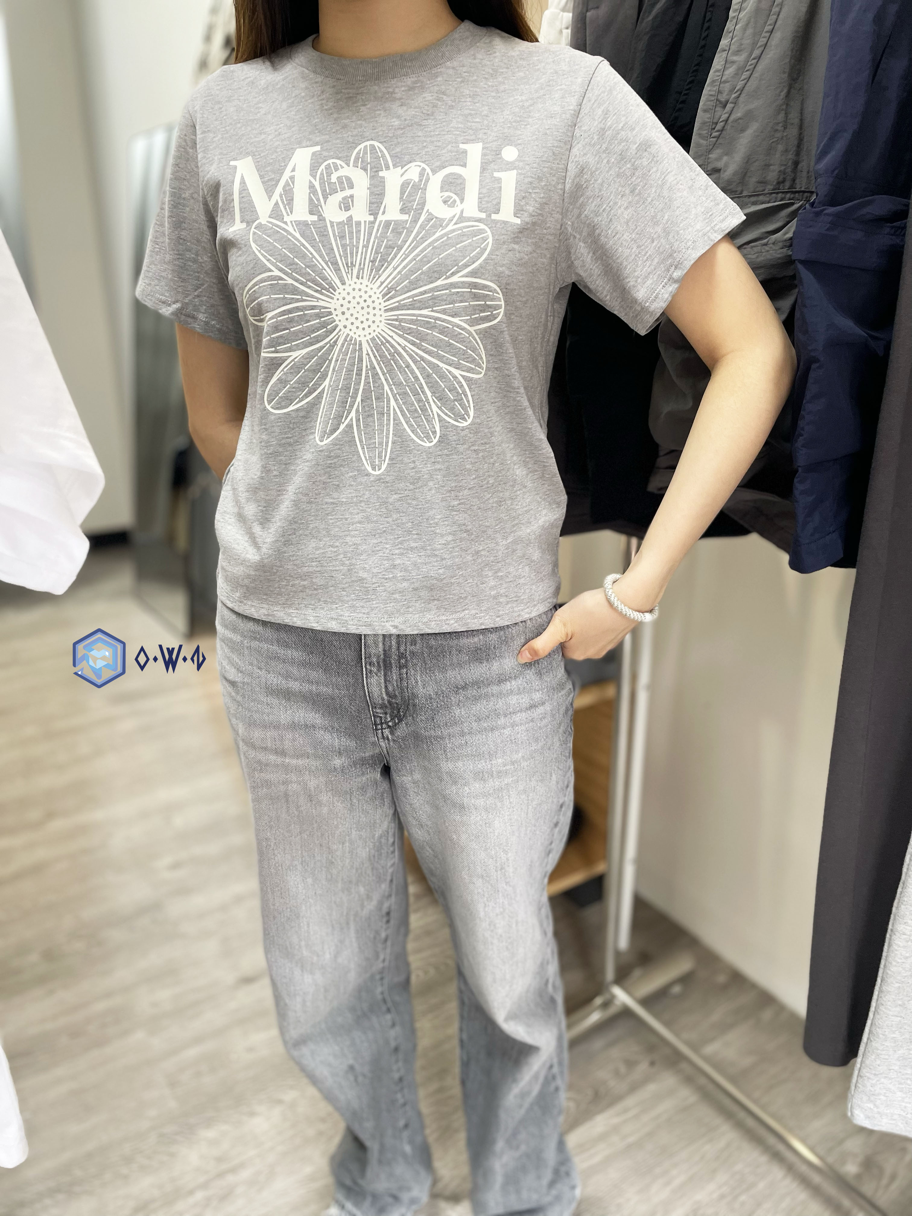 【OWN】Mardi Mercredi 短袖上衣 雛菊 經典款 花花 單一尺寸 短版 灰 GREY IVORY MFK43JSS0012GYIV