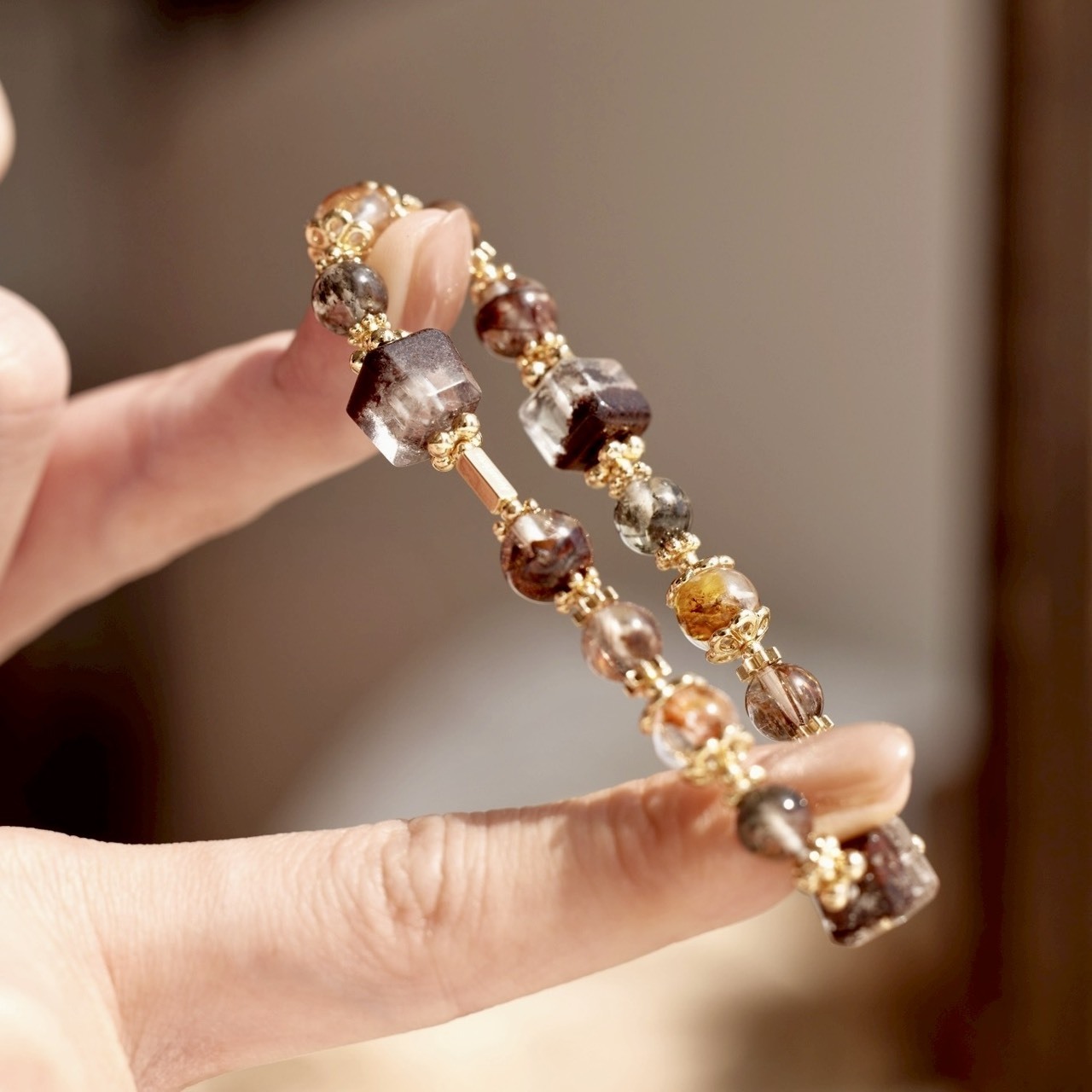 迷路的角落：紅幽靈｜膠花髮晶共生｜閃靈膠花｜羽毛黑極光｜紅銅髮