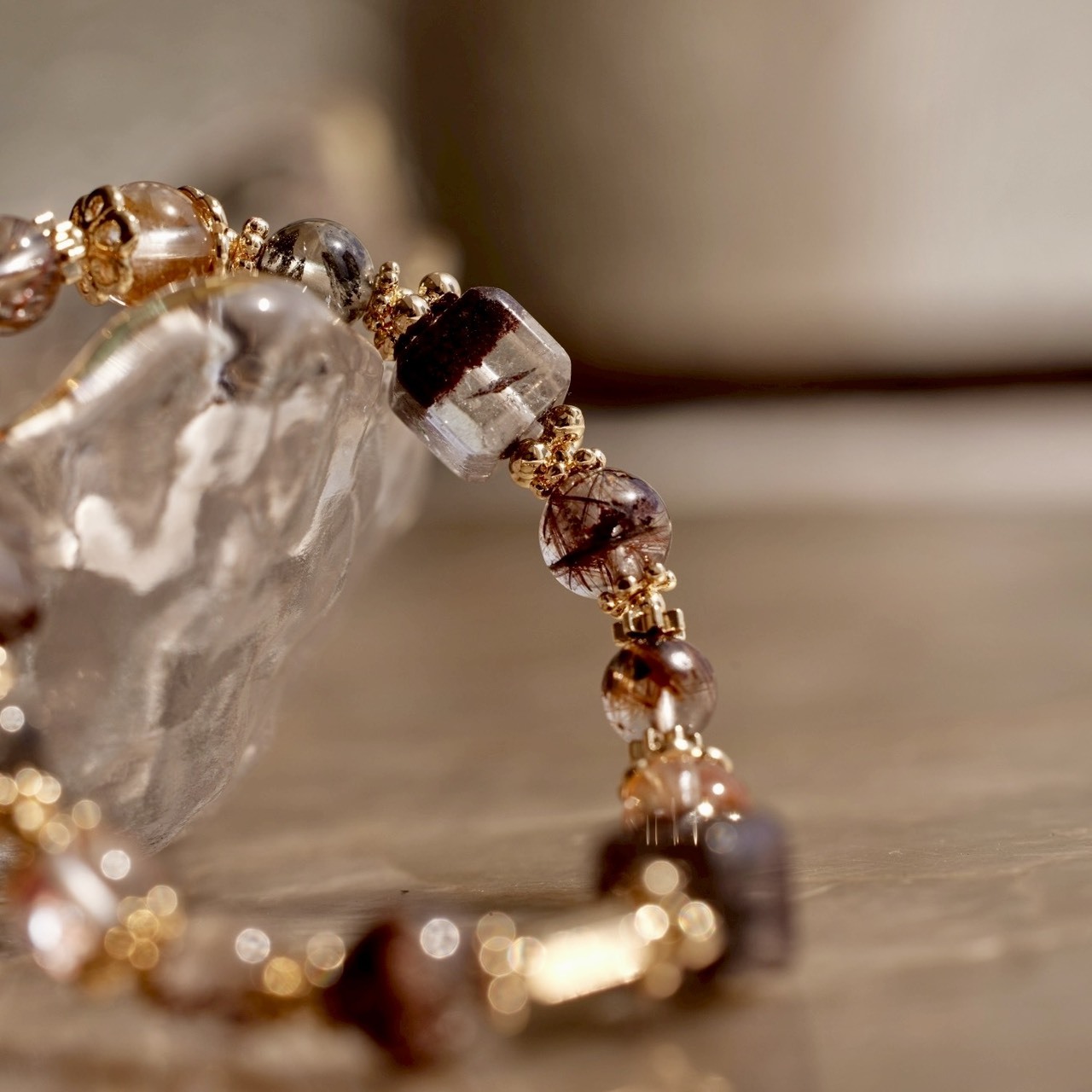 迷路的角落：紅幽靈｜膠花髮晶共生｜閃靈膠花｜羽毛黑極光｜紅銅髮