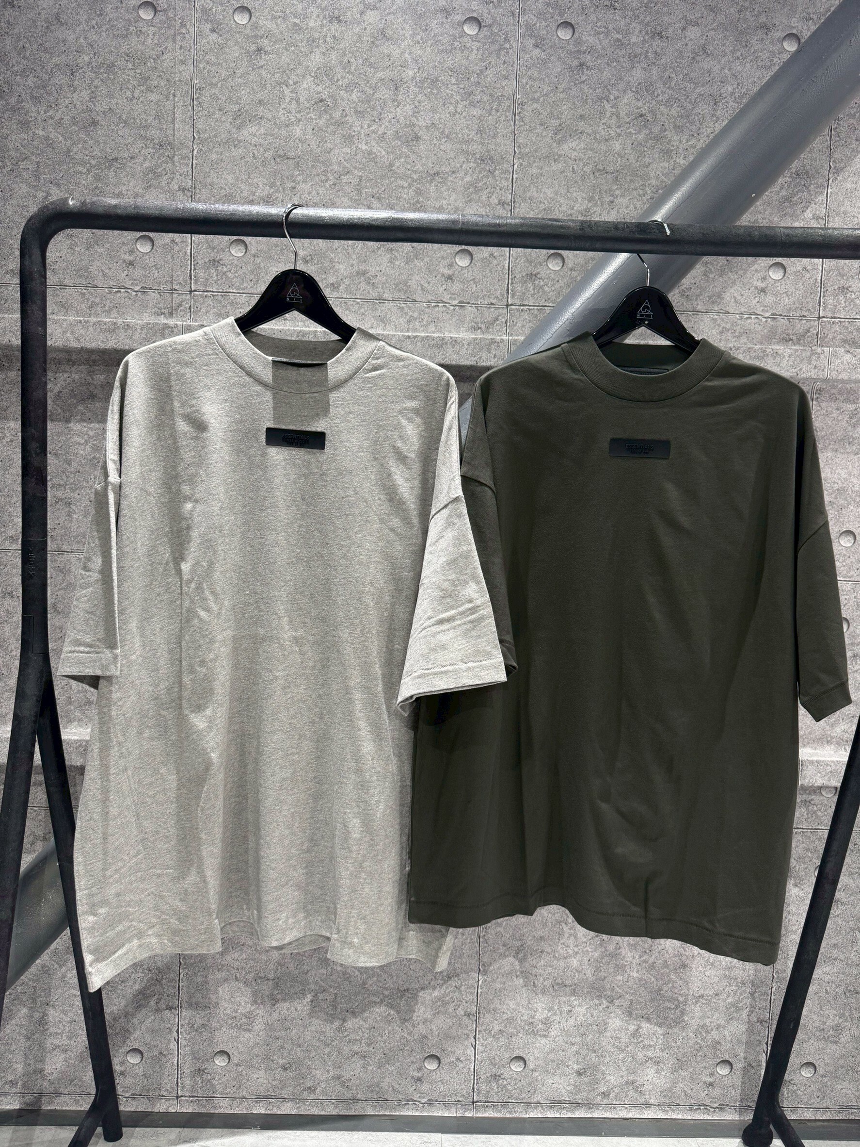 FOG ESSENTIALS 落肩 膠牌小標 短袖