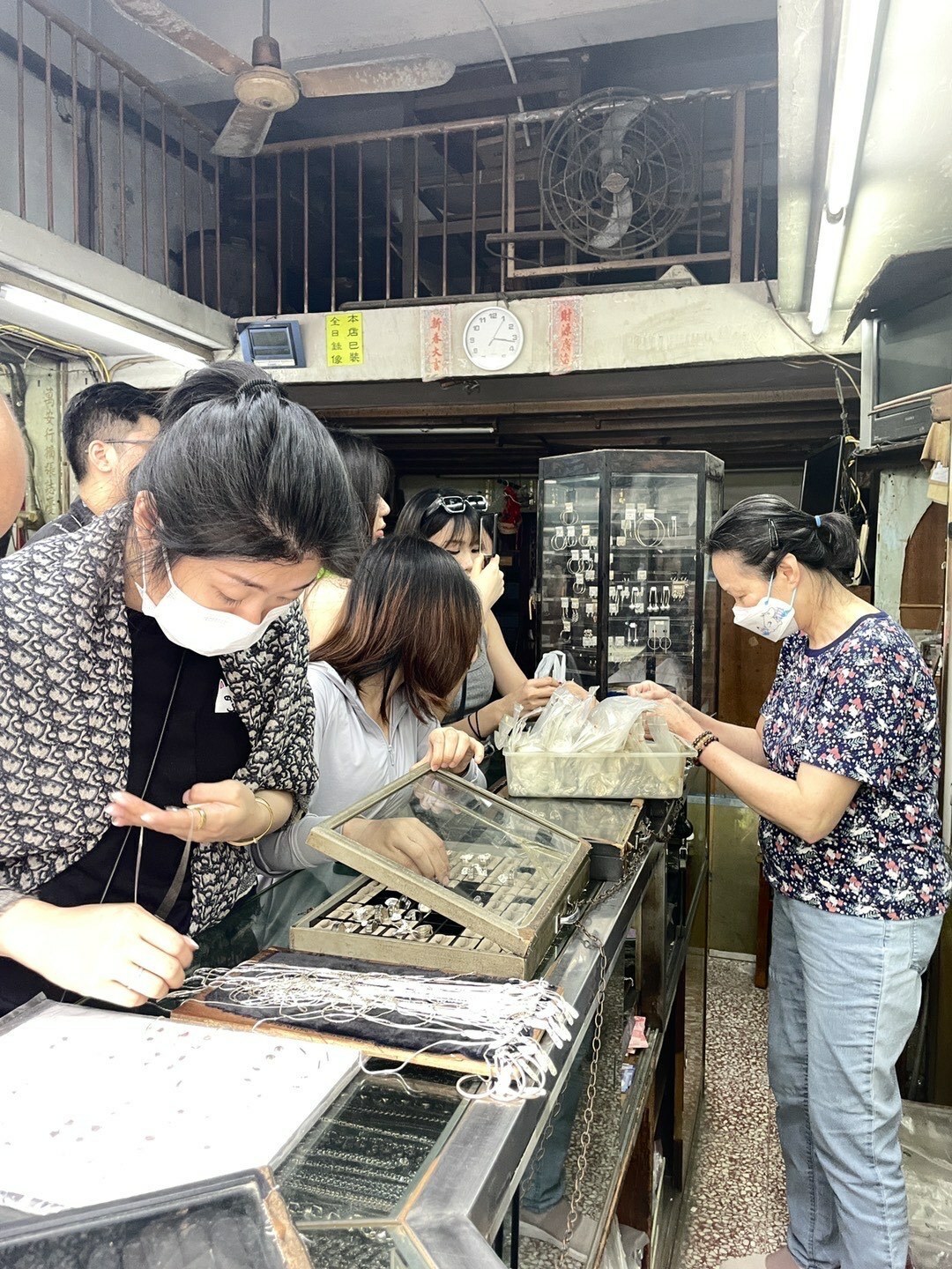 香港萬安行銀器舖顧客選購純銀戒指與手工銀飾