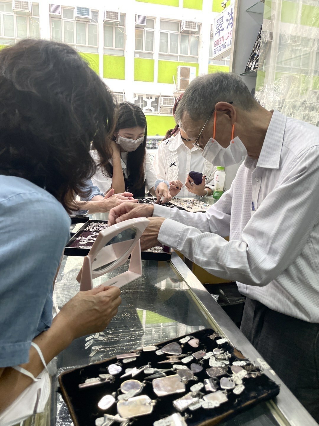香港萬安行老闆協助顧客挑選純銀墜飾