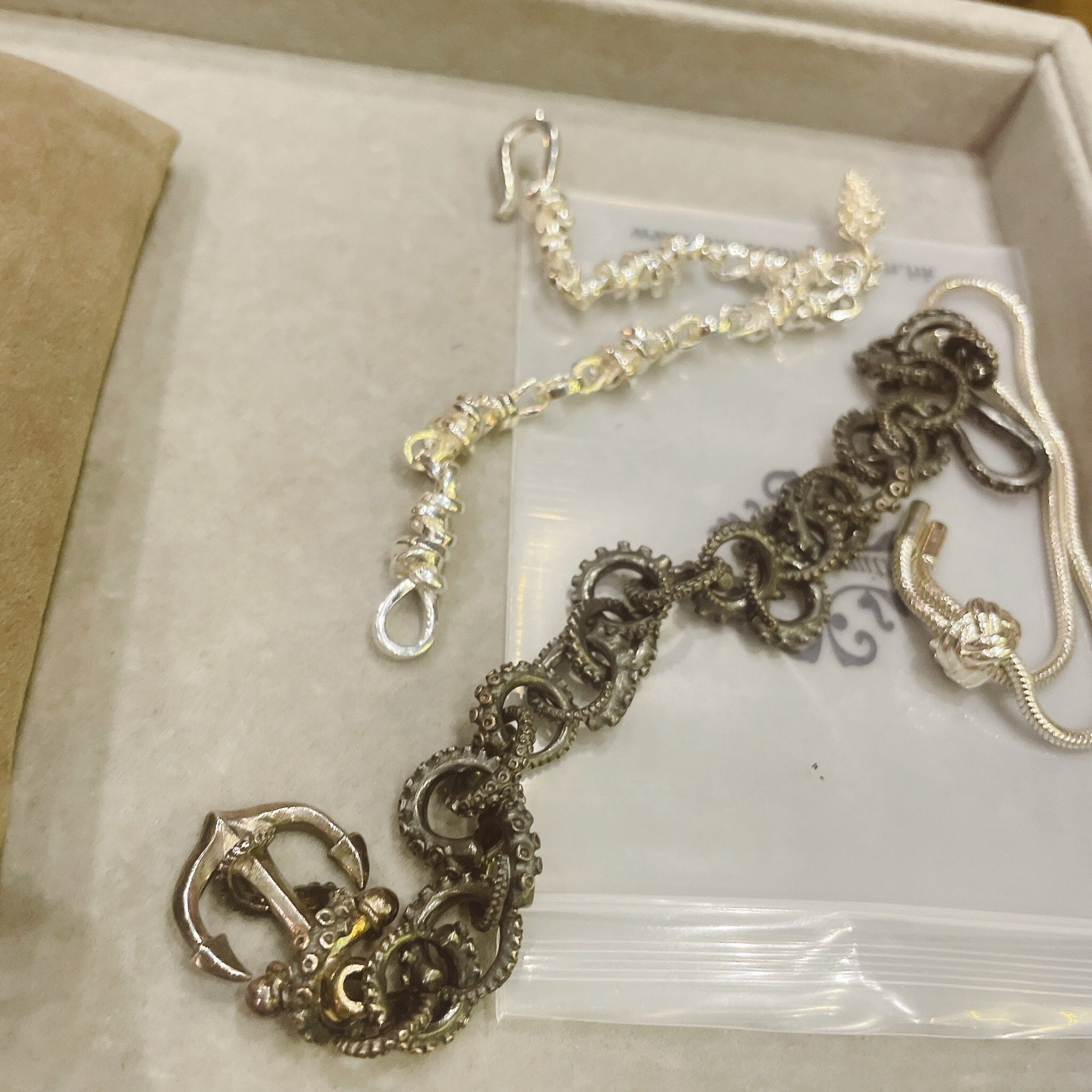 Silversmith 香港純銀手鍊作品,手工打造章魚觸手與錨鏈設計,展現獨特本地銀飾風格