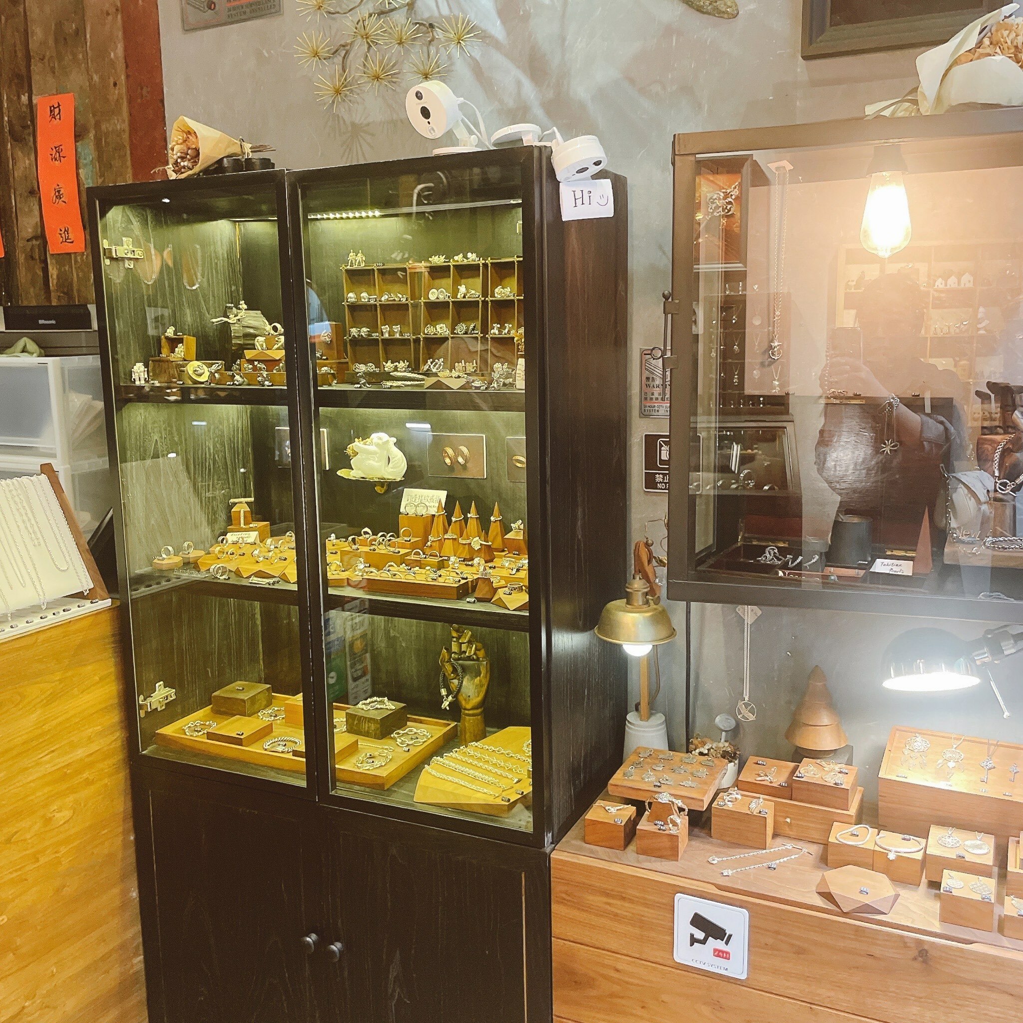 Silversmith香港銀飾品牌店內展示櫃,陳列多款純銀戒指、吊墜與客製銀飾,展現手工銀飾的精緻與多樣風格