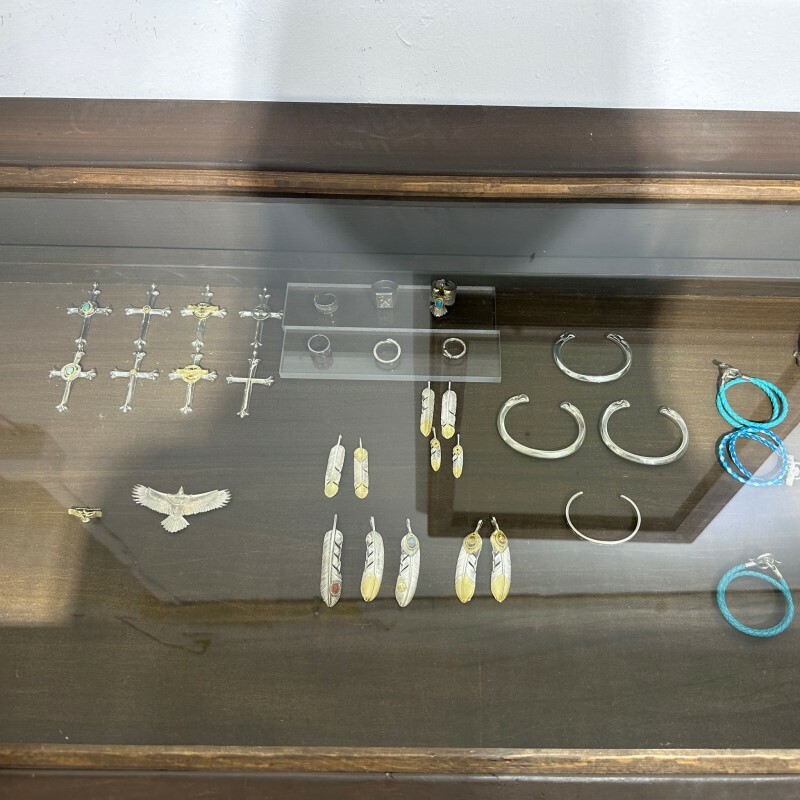 vinavast香港銀飾櫃檯展示:十字架吊墜、羽毛項鍊、手鐲與耳環等日美手工銀飾系列