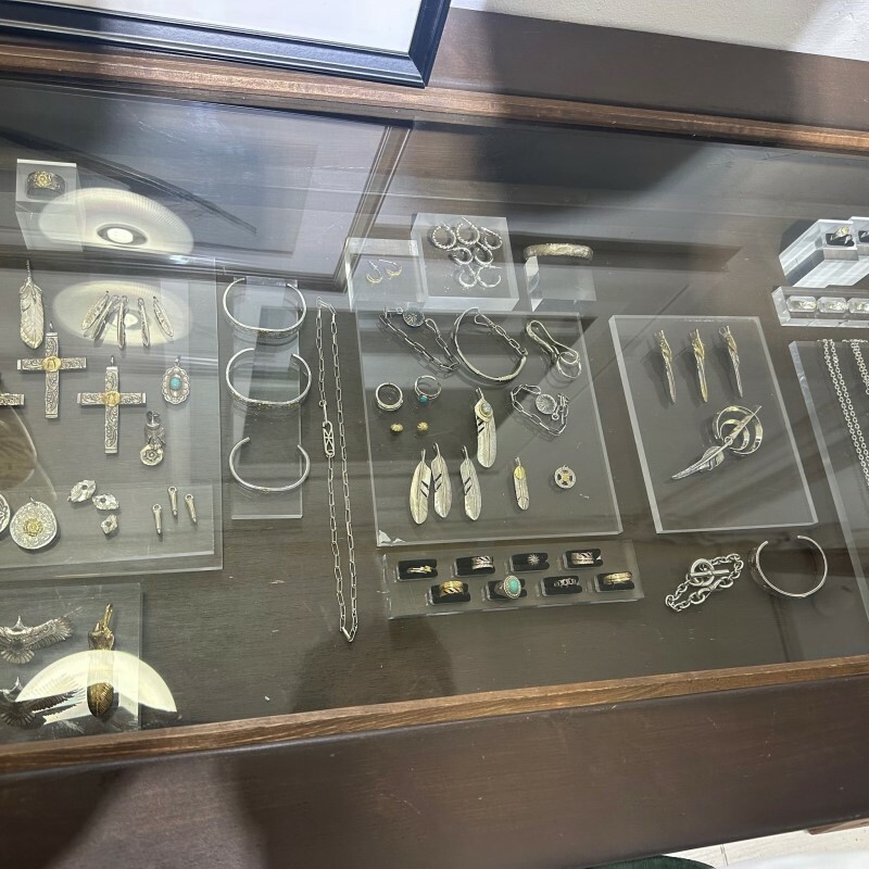 vinavast銀飾店展示櫃:羽毛吊墜、十字架、手鐲、耳環與戒指等精緻日美手工銀飾集合
