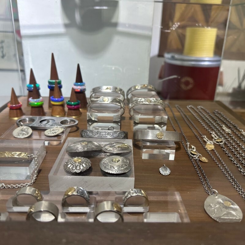 vinavast香港銀飾店展示鷲見太郎等品牌設計款,包括日式雕花銀手鐲、復古風圓形戒指與吊墜項鍊組
