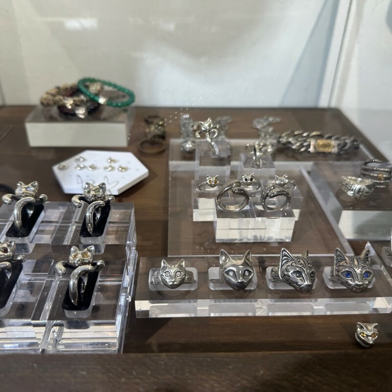 vinavast香港銀飾店展示貓咪與狐狸造型銀戒,手工細緻雕刻,展現動物主題銀飾創意風格