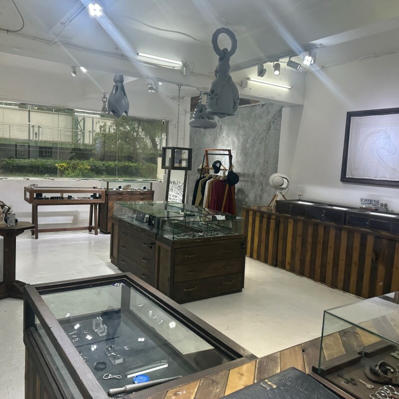 vinavast香港銀飾店面全景,結合工業風設計與溫潤木質櫃檯,展示多款日美設計師銀飾,營造專業質感購物空間