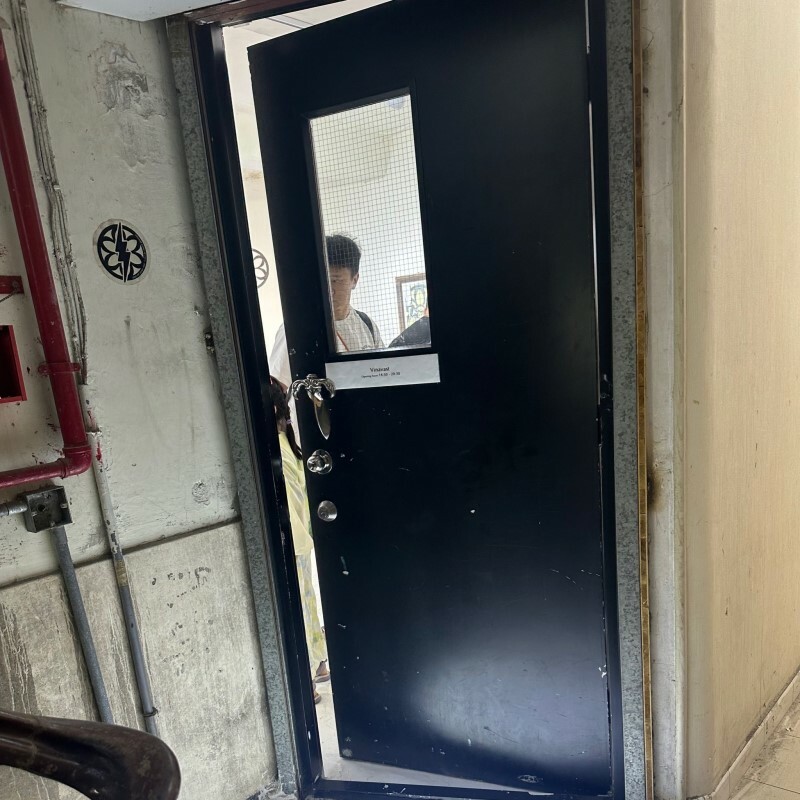 vinavast旺角銀飾店入口鐵門,藏身大樓三樓,黑色門面低調有型,僅貼上品牌識別貼紙
