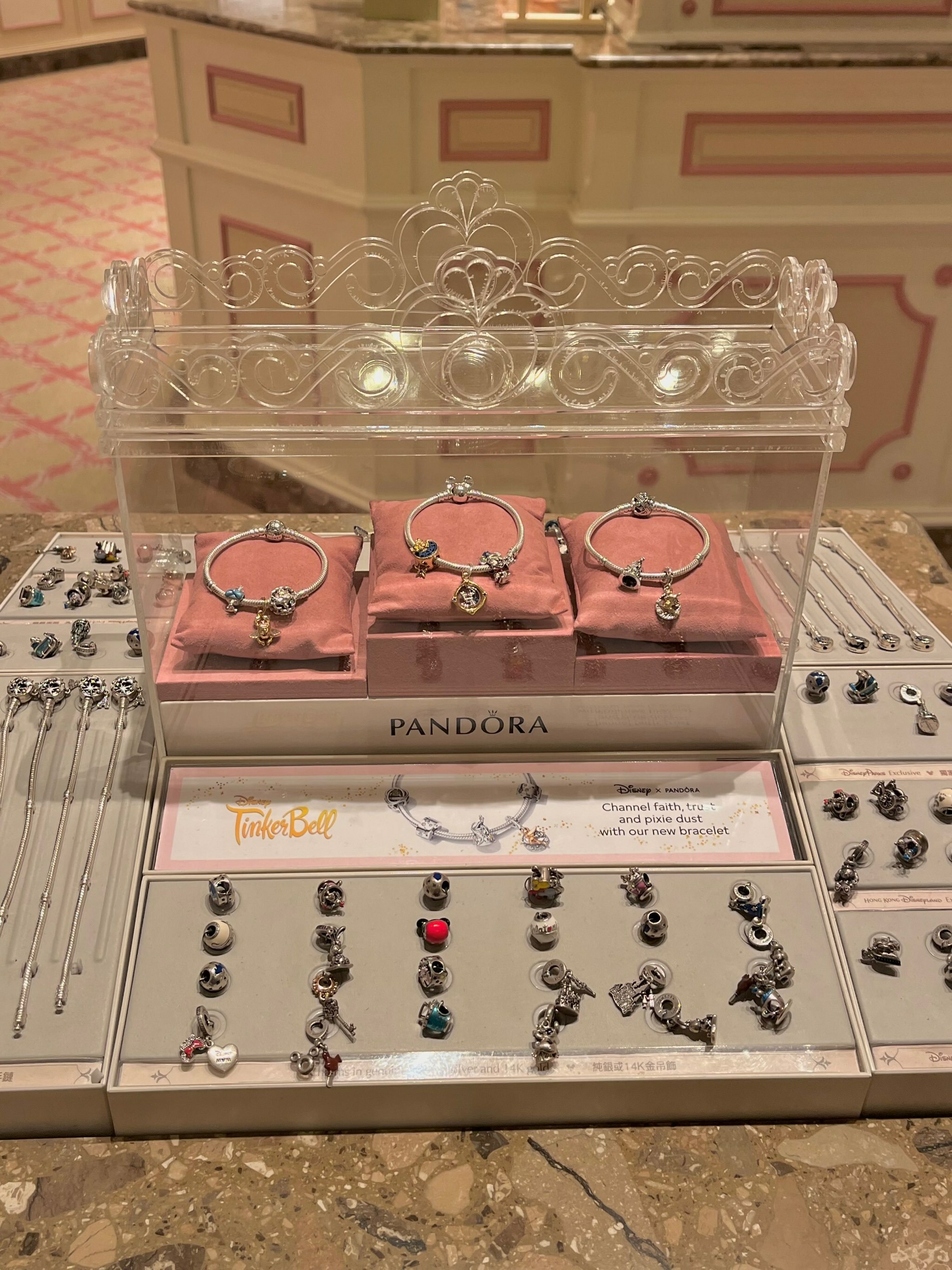 香港迪士尼 Pandora 飾品櫃展示多款聯名手鍊與迪士尼角色吊飾