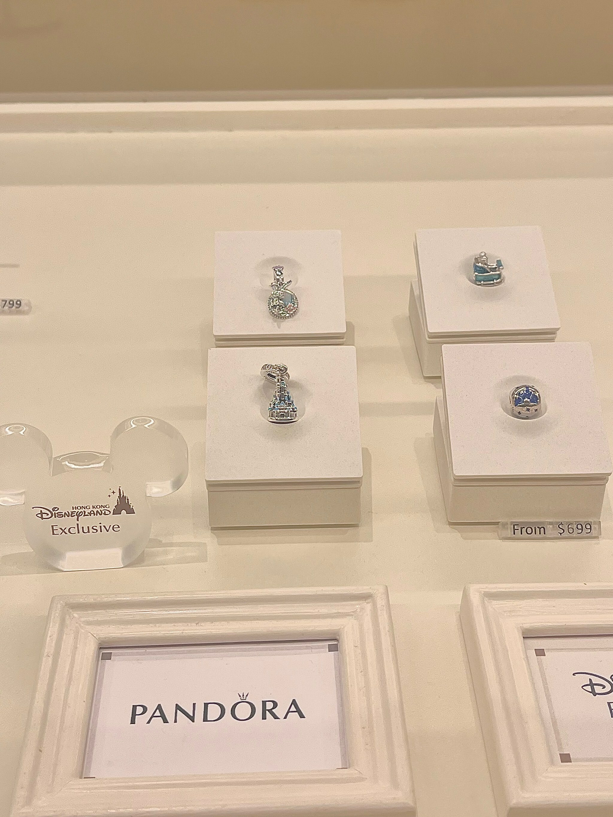 Pandora 迪士尼樂園專屬吊飾展示櫃,包含艾莎與灰姑娘主題飾品