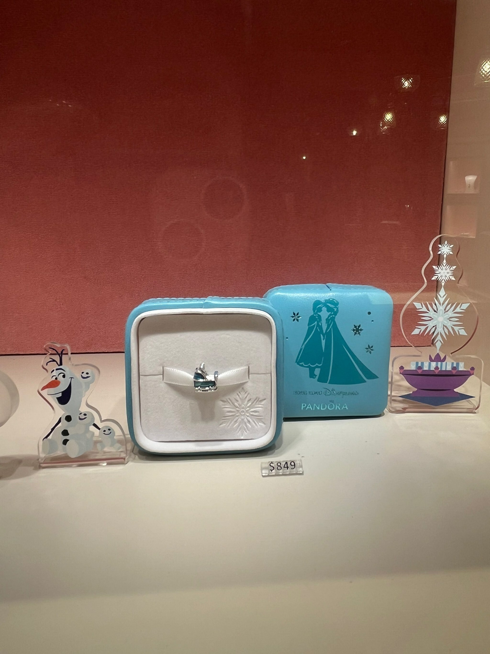 香港迪士尼限定 Elsa 主題 Pandora 飾品禮盒,搭配雪寶卡通立牌展示