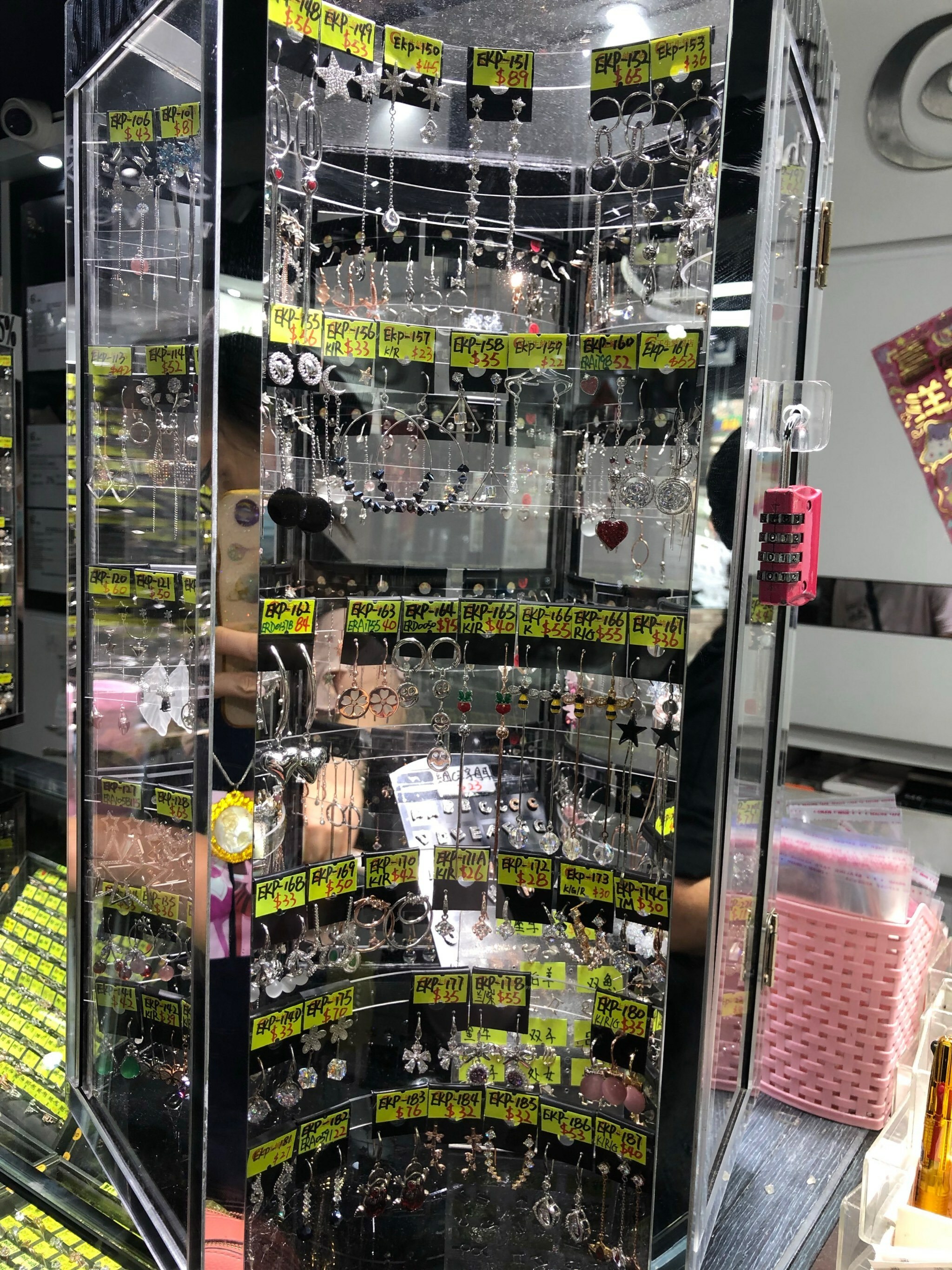 正生銀飾耳環展示櫃,排列整齊的純銀耳環與價格標示
