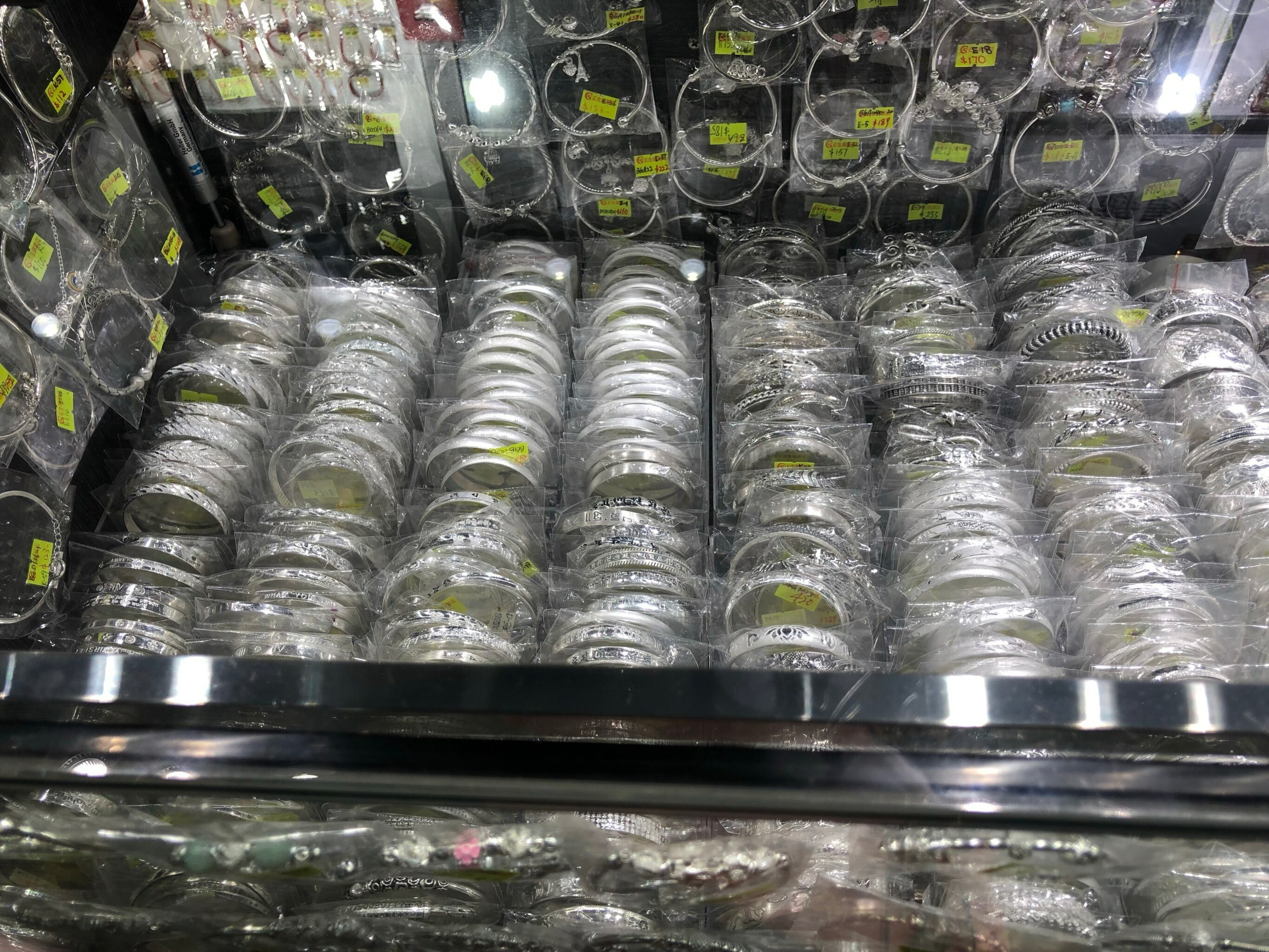 正生純銀店多款純銀手鐲批量陳列,含雕花、素面、開口設計