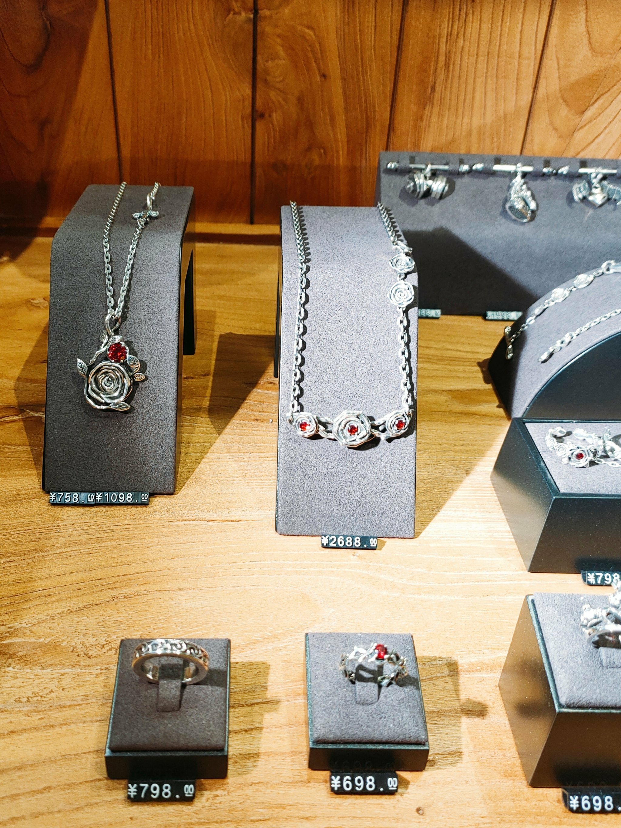 ROCK & RIDE銀飾店展示櫃,陳列多款搖滾風格純銀飾品,包括戒指、手鍊與項鍊,低調中見個性。