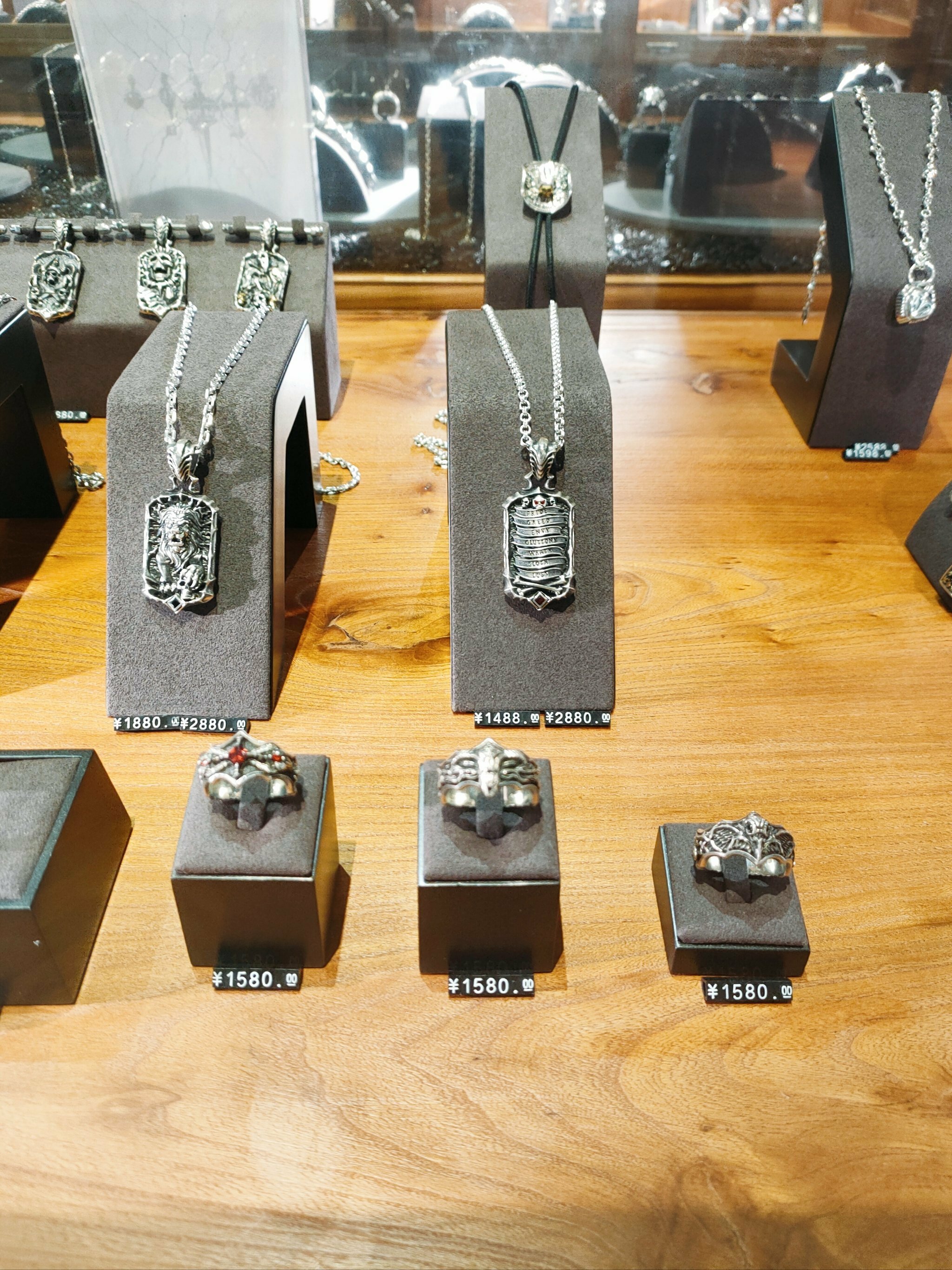 ROCK & RIDE紅寶石玫瑰系列銀飾,展示櫃中擺放著玫瑰造型項鍊與戒指,紅黑對比吸睛。