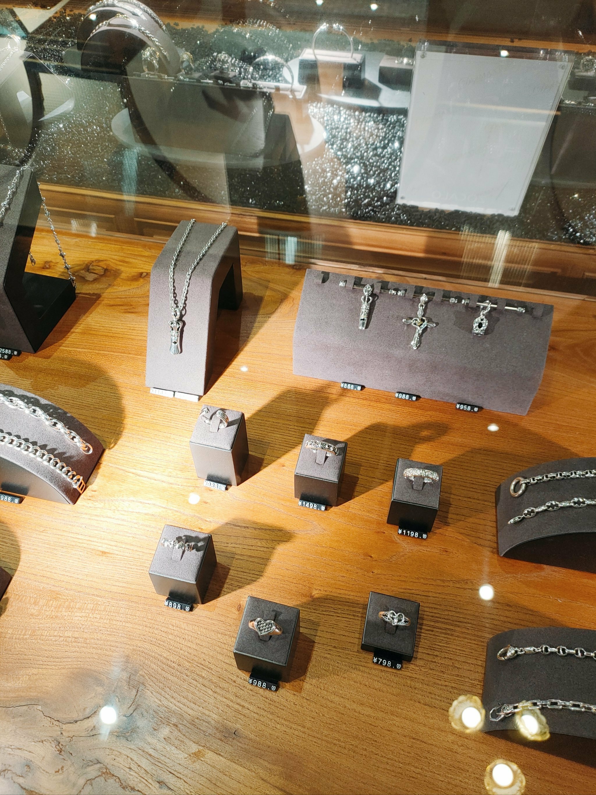 ROCK & RIDE搖滾風銀飾陳列,包括獅子紋章吊墜與厚重大鏈銀手鍊,展現重機風格。