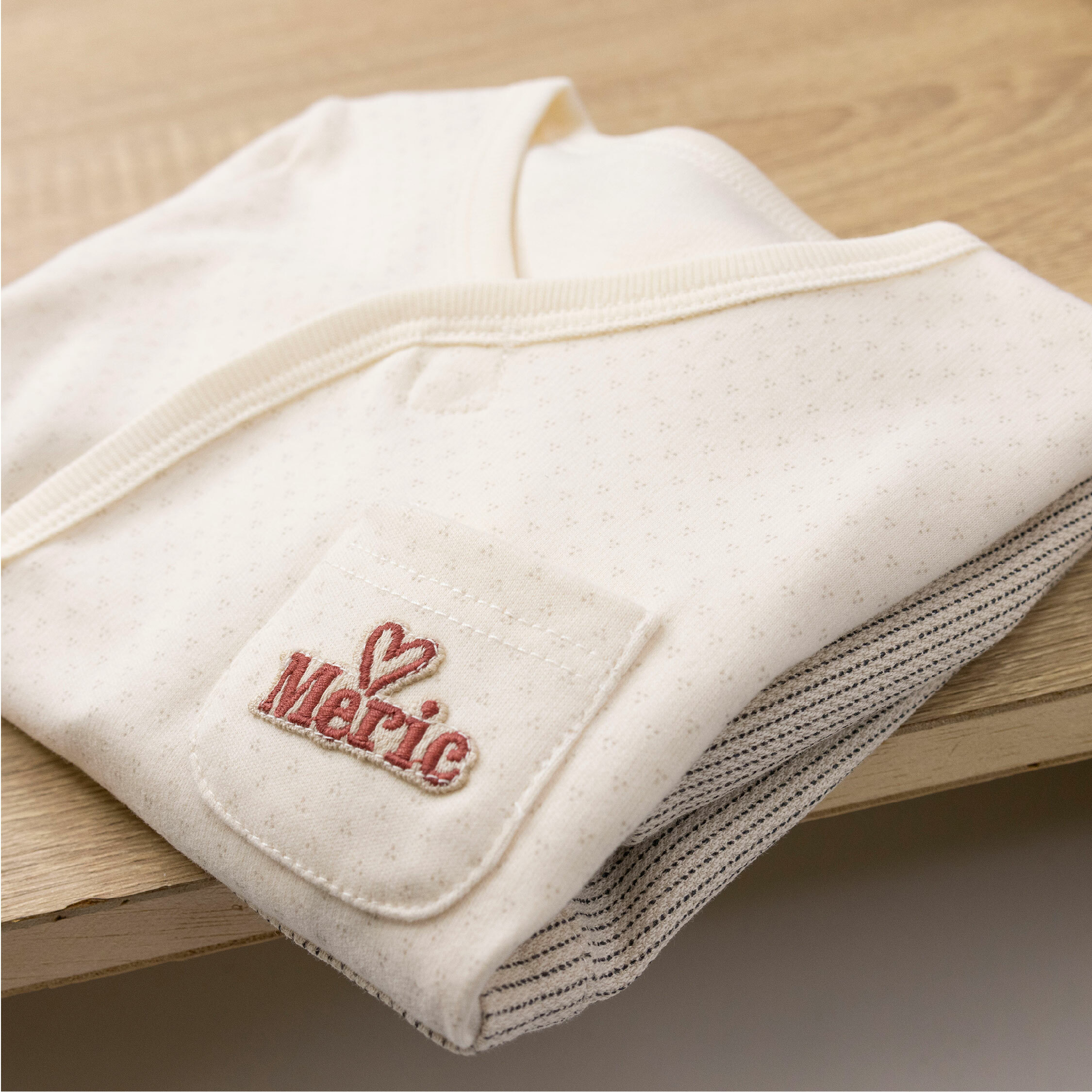 純淨系列【T3073】甜甜愛心英字刺繡棉柔長袖連身衣