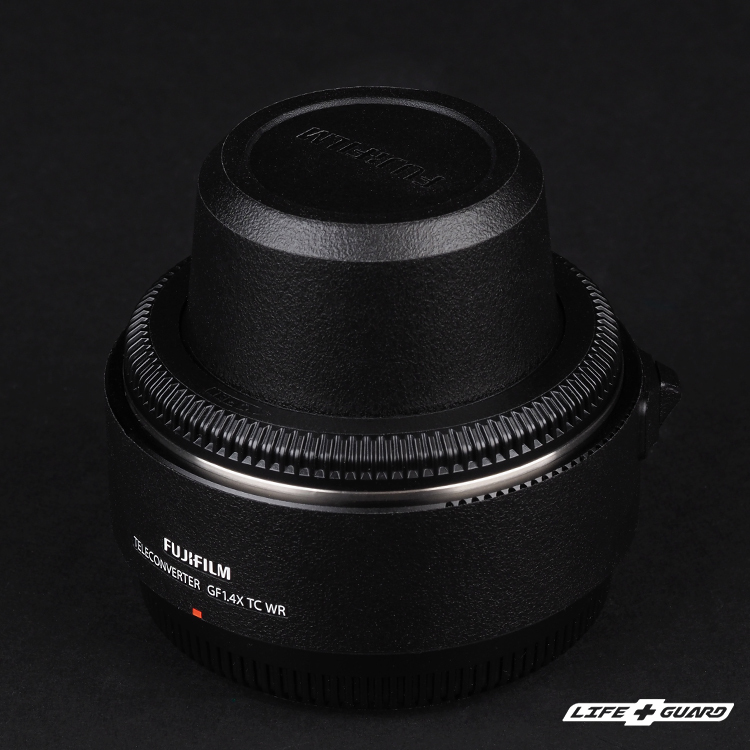 LIFE+GUARD FUJIFILM GF 1.4X TC WR 鏡頭貼膜側面展示圖，LIFE+GUARD 黑色質感砂紋風格