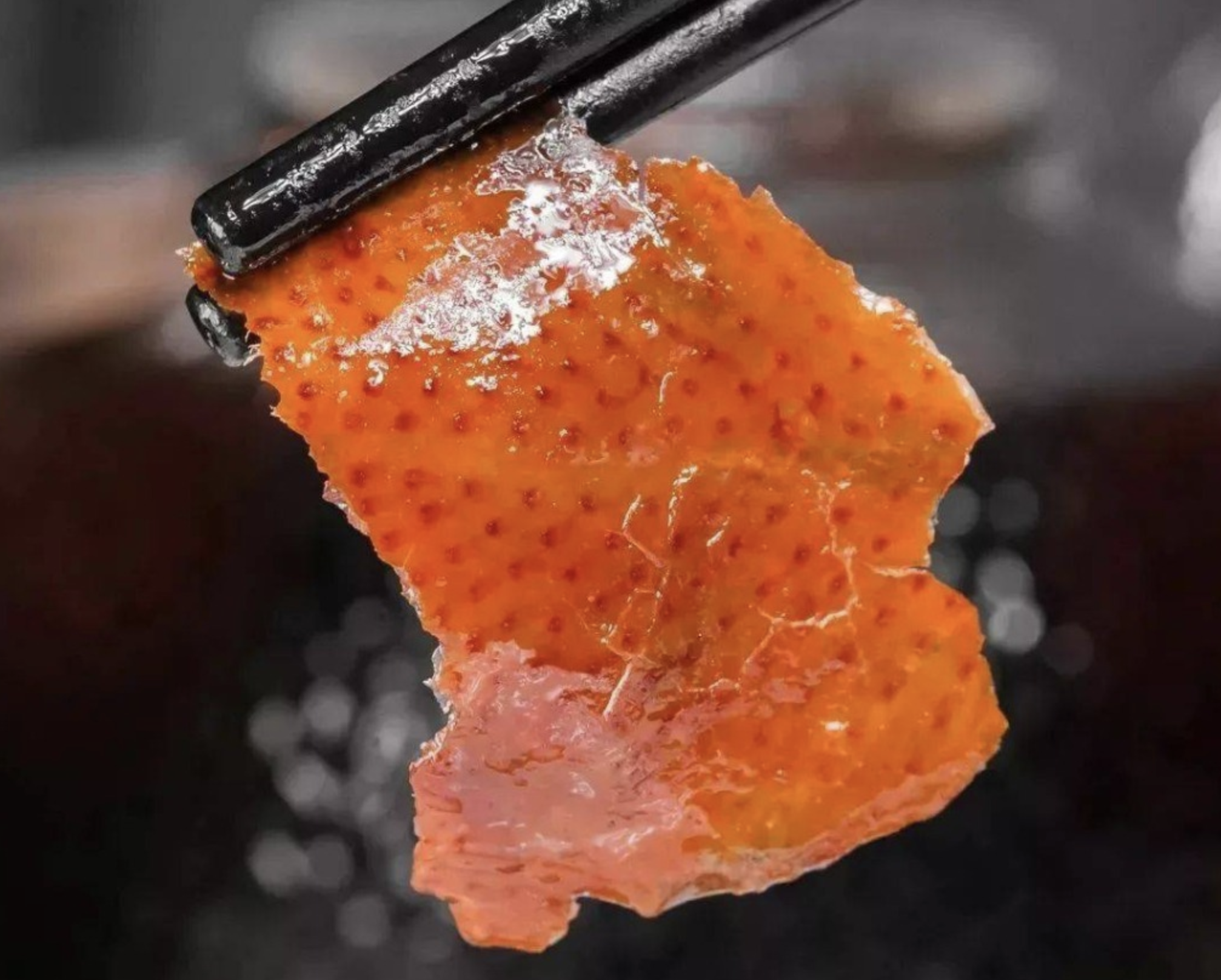 「石岐乳鴿」的最佳吃法是炮製成「脆皮乳鴿」,炸至表皮金黃香脆,内裏鮮嫩多汁,一口下去齒頰留香,欲罷不能。