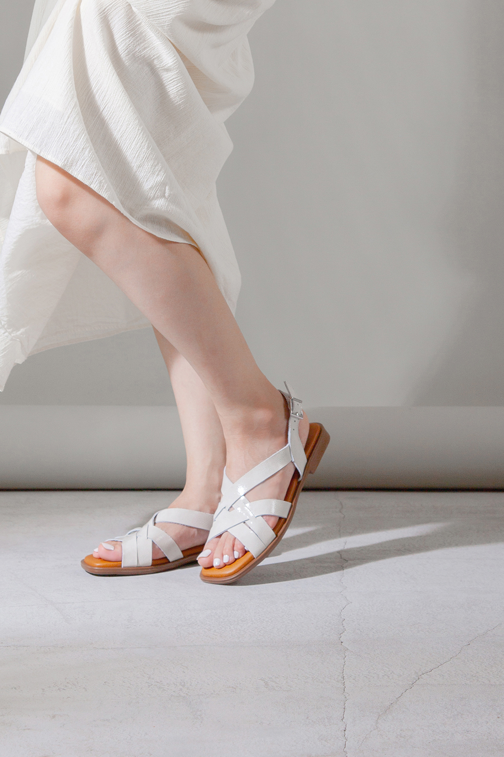 Cross Weave 輕編織皮中底涼鞋