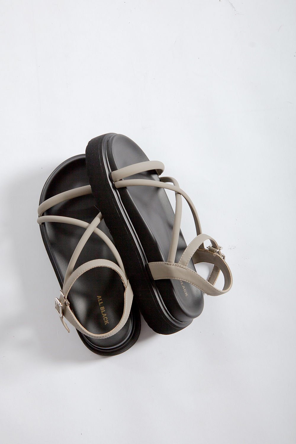 Ponghu 條帶舒適增高涼鞋