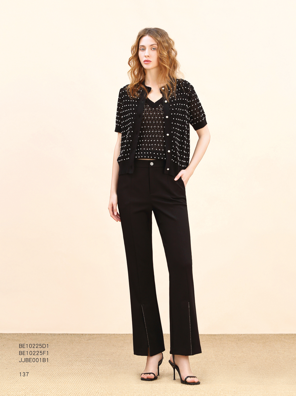 BE10225D1 珍珠窗櫃空花小香開衫