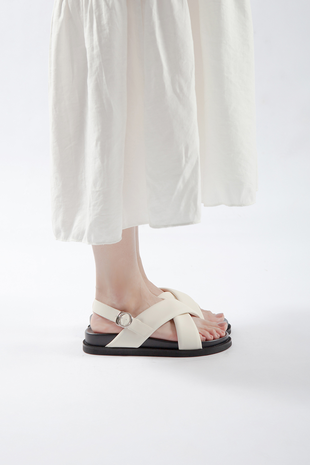 Tonghe 澎澎交叉舒適涼鞋