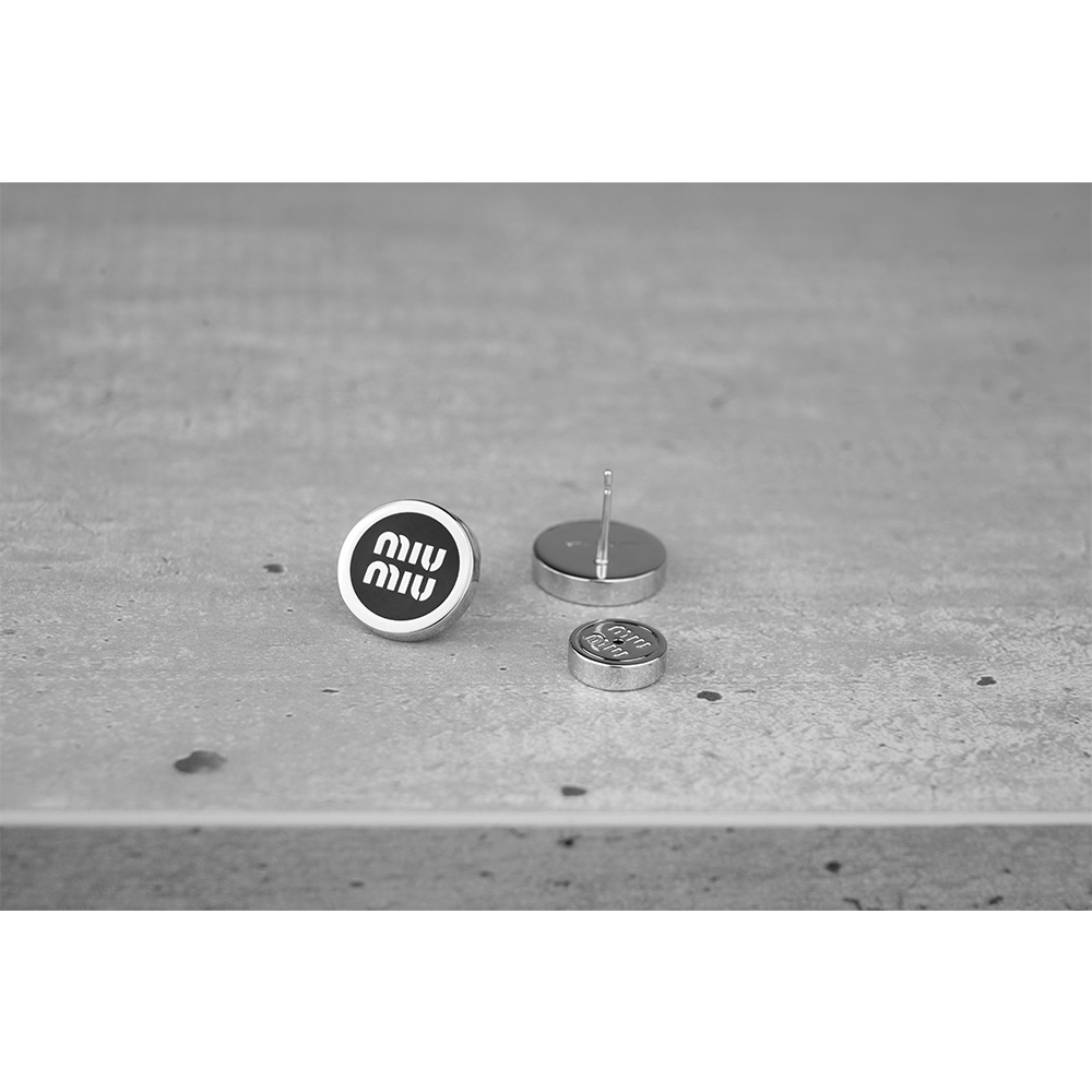 【MIU MIU】Logo 標誌琺瑯及金屬針式耳環(銀色/黑色) 5JO912 2F6T F0632